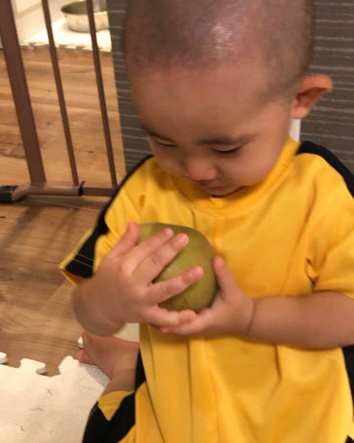 高橋みゆきのインスタグラム：「梨🍐ありがとう😊可愛く言えました❤️ #梨 #凄い勢いで食べる」