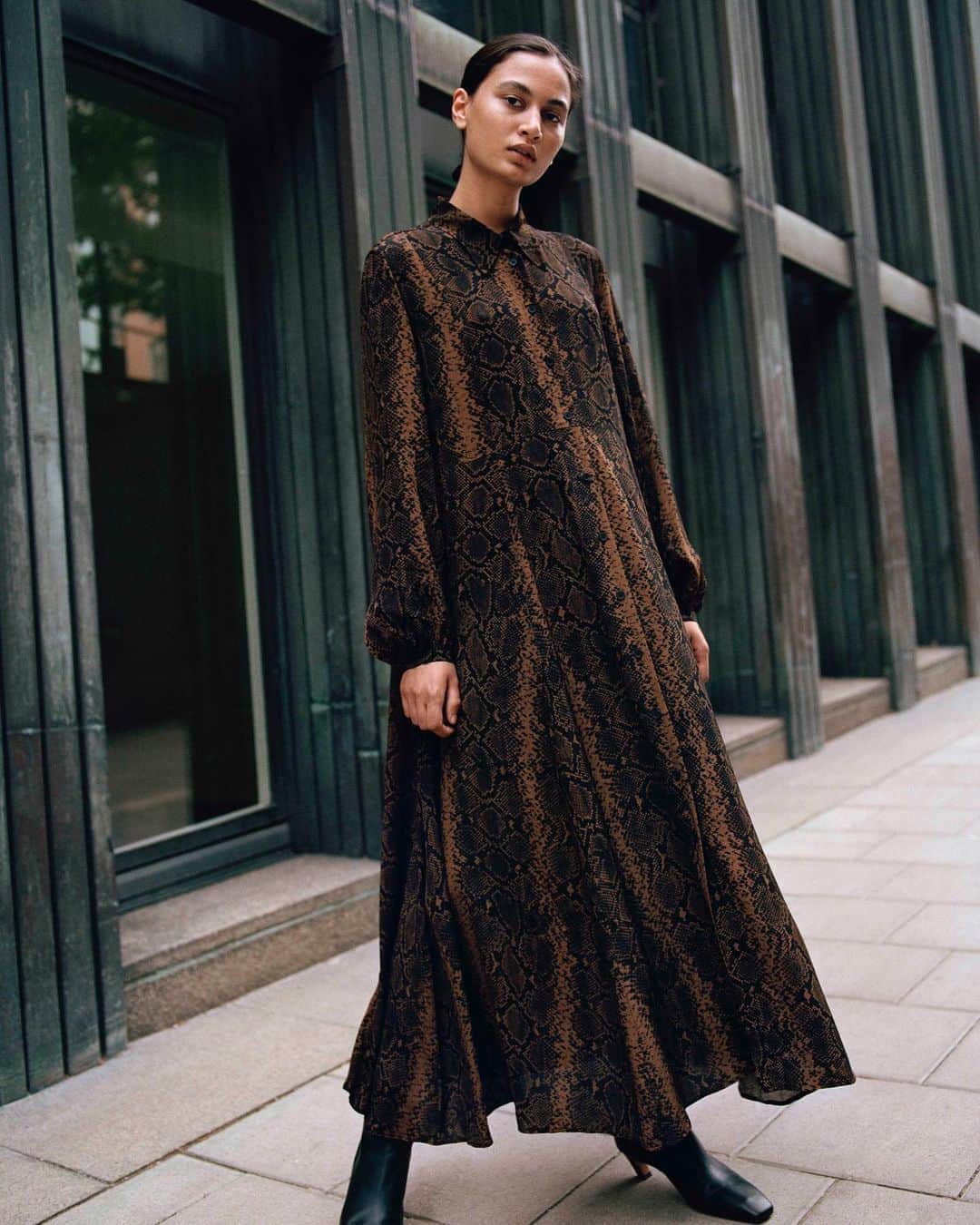 ARKETさんのインスタグラム写真 - (ARKETInstagram)「Designed to fall at an ankle-length, this dress is cut from a lightweight and fluid fabric woven from viscose with an all-over printed pattern. Explore the full pre-fall collection: link in bio. - #ARKET #women #prefall」8月12日 23時11分 - arketofficial