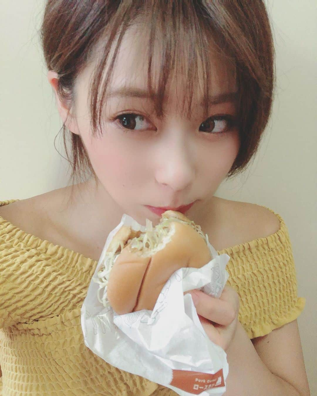 塚田綾佳さんのインスタグラム写真 - (塚田綾佳Instagram)「モスの #ロースカツバーガー だいすきです(๑♡ᴗ♡๑) ・ ・ #モス #モスバーガー #ぱくり #インスタグラビア #彼氏目線 #彼女とデートなうに使っていいよ #ショートカット女子 #model #猫顔 #smile #girl  #shooting #셀카 #미소녀 #일본인 #非常好 #摄影 #塚田綾佳」8月12日 23時20分 - tsukada_ayaka