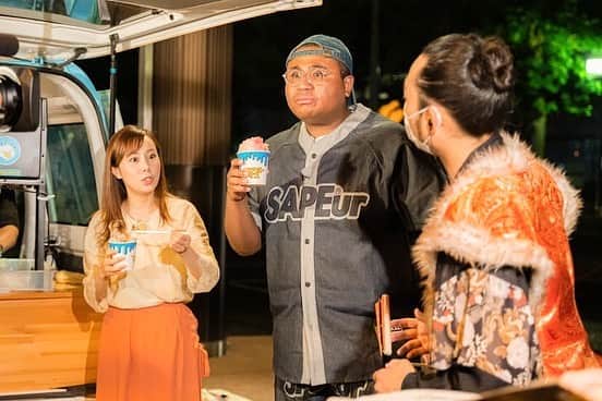のインスタグラム：「今日は石川県で北陸放送の﻿ 「絶好調W」生放送出演でした🥰﻿ ﻿ 金沢港クルーズターミナルにロケで﻿ 行かせていただいたんだけど﻿ 本当に素敵な玄関口になっていた…😭❤️﻿ カフェもすごい可愛いメニューでありながらどれもおいしくて…🥺❣️ ﻿ 2年ほど前、よく金沢港にポケモンGOをしに行っていたのだけど生まれ変わっていたよ…🥺✨﻿ (リザードン出るって聞いてね…)﻿ ﻿ そしてもりの里の﻿ 大阪焼肉・ホルモンふたごさんでは﻿ 店員さんみなさますごく可愛くて﻿ かっこよくてお優しくて﻿ お肉もおおおおおおおおすごいおいしくて楽しかったな…🤣❤️﻿ 楽しくてもっとみんなとお話ししたかった。﻿ 色々おかわり！！！！ ﻿ そして生放送中にクラモトアイスの﻿ ビッグベロー号がMRO前に来てたの！﻿ 知らなくてびっくりした！！笑﻿ 生放送！ワクワクした！！﻿ ﻿ そしてカキ氷すごくおいしい〜😂❤️﻿ 涼を感じられたな…🍧❣️﻿ そしてクラモトアイスさんの﻿ グッズ本当に可愛いの！！﻿ Tシャツとタオル！いただいたのを﻿ 大切に着てるの！☺️💕﻿ ﻿ すごく石川県の夏を感じられる日と﻿ ロケとなって幸せを新幹線で﻿ 噛み締めていたよ☺️❣️﻿ ﻿ ロケや生放送で﻿ お世話になったみなさま本当に﻿ ありがとうございました😍﻿ ﻿ クラモトアイスさんが撮ってくださった﻿ 生放送中のお写真🙆‍♀️🙆‍♀️🙆‍♀️🍧💕﻿ ﻿ #お仕事#楽しい#幸せ#石川県#絶好調W#北陸放送#MRO#生放送#ワクワク#クラモトアイス#大阪焼肉ホルモンふたご#おいしい#金沢港クルーズターミナル﻿#おしゃれ#香水#知らない#聴く#カキ氷#スイーツ#焼肉#最高よね  ﻿」