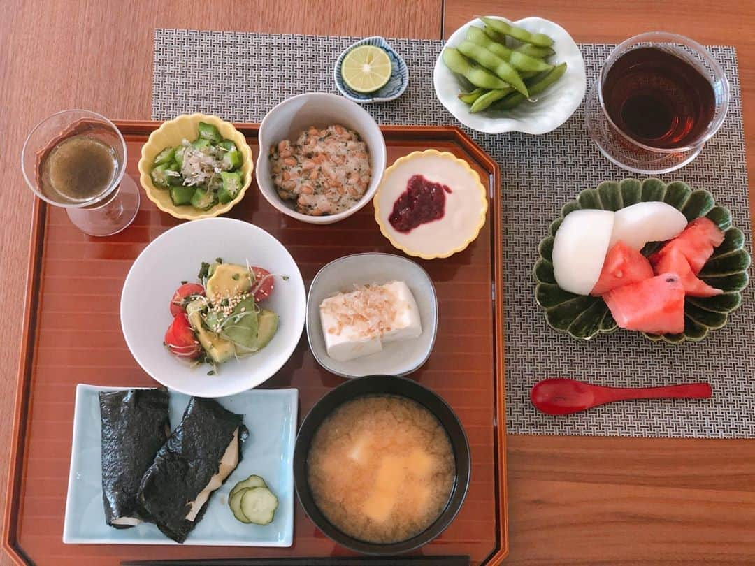 英玲奈さんのインスタグラム写真 - (英玲奈Instagram)「#今日の朝ご飯 #夫の朝ご飯 #おもちリクエスト おもちの時のおかずは難しい。 #豆腐の味噌汁 #冷奴 #アボカドトマトスプラウトの和物 #アーモンドミルクヨーグルト #納豆 #おくら #糸もずく #自家製胡瓜のぬか漬け #枝豆 #果物 #ていねいな暮らし #季節を感じる暮らし#からだにいいこと#料理 #からだにやさしいごはん #おうちごはん#夫の健康守りたい#10年後の健康の為に#無添加#無化調#オーガニック#低gi #美腸活#趣味生活#料理家#erenakitchen」8月12日 23時28分 - erena_erenyan