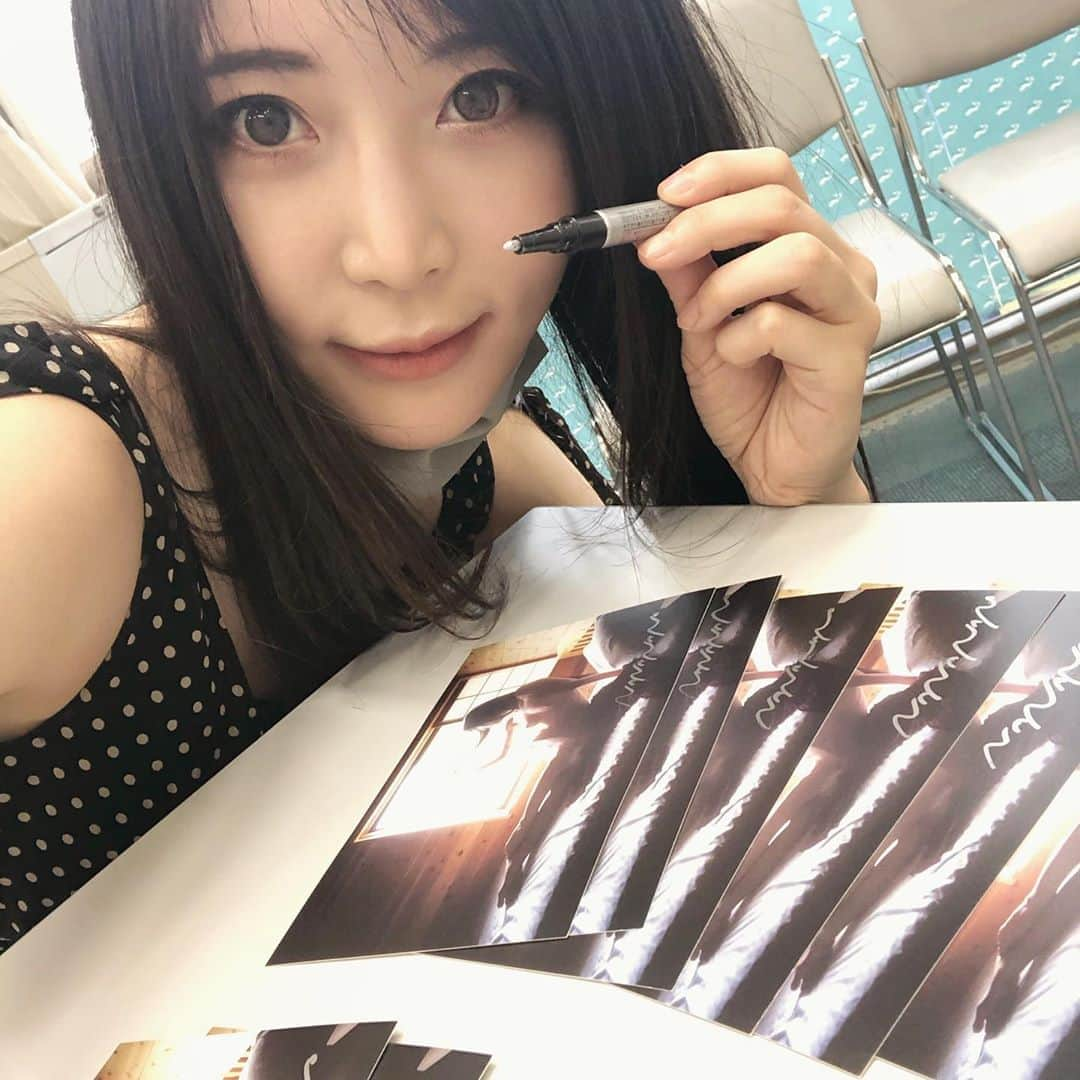 七菜乃さんのインスタグラム写真 - (七菜乃Instagram)「本日は新刊「七菜乃写真作品集 裸体というドレス」の販売促進で芸術新聞社スタッフさんと書店様をまわりました！コーナー沢山作って頂いていて嬉しいです！！書泉ブックタワー様にて特典ポストカードにサインさせて頂きました。数に限りがありますのでどうぞ宜しくお願いします🙇‍♀️✨  書泉ブックタワー様では他にも特典をご用意しております❣️  楽しみにしてくれる方がいましたら嬉しいな。  @nana7nano.nananano  #写真集 #裸体というドレス #nude #self」8月12日 23時29分 - nananano.nano