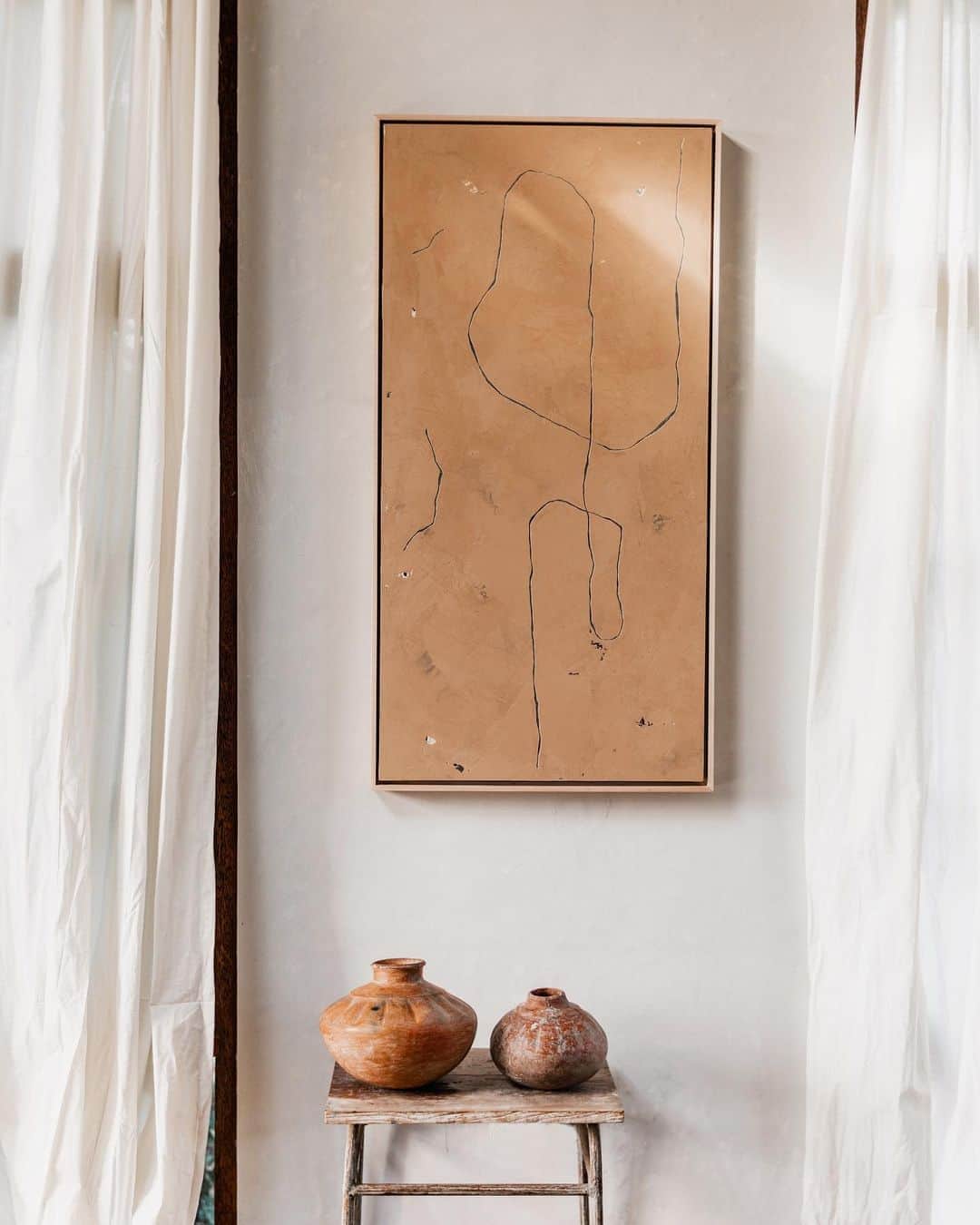 リリー＝ローズ・メロディのインスタグラム：「Bedroom details // Favorite art work and favorite antique finds from Sumba.」