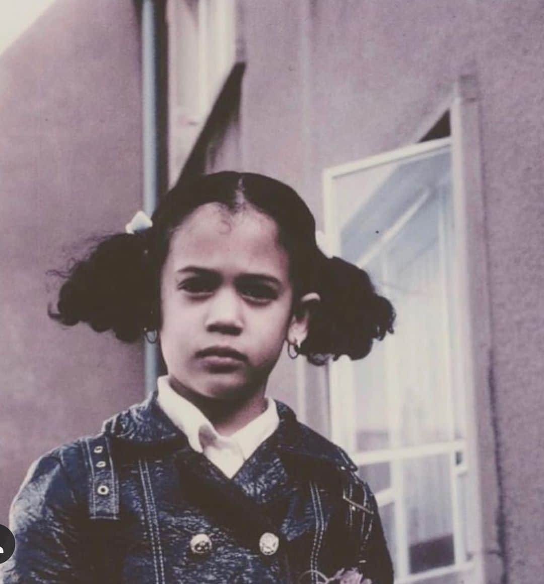 ジェニファー・エスポジートのインスタグラム：「For every little girl who has a dream to be more than people say she’s allowed to be. #GO. New hope today. #letsdance #kamalaharris #hope」