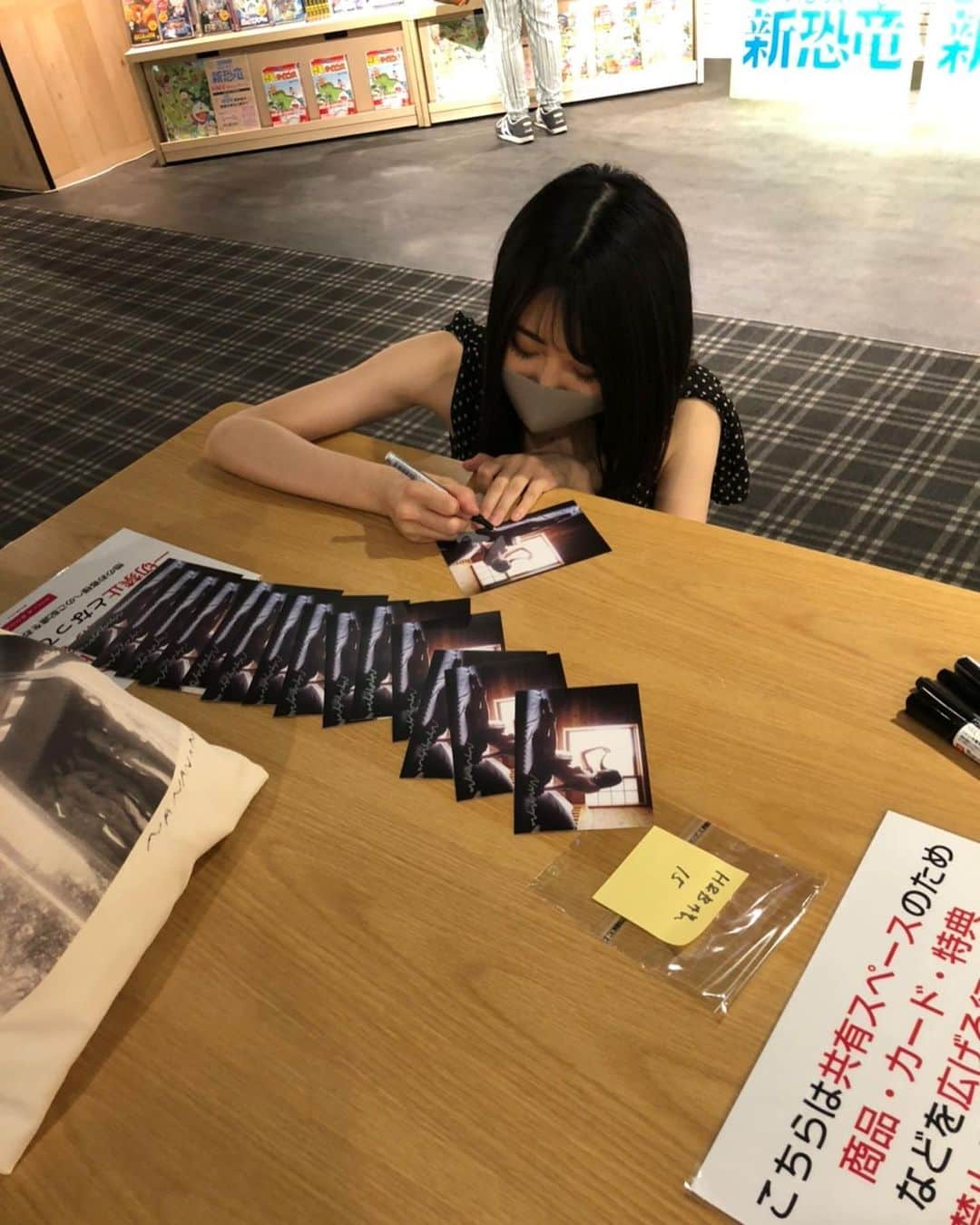 七菜乃さんのインスタグラム写真 - (七菜乃Instagram)「HMV&BOOKS SHIBUYA様6F にて。新刊「裸体というドレス」の特典ポストカードにサインさせていただきました。素敵な棚をつくっていただきありがとうございます！数に限りがありますのでお早めにどうぞ！よろしくお願いします🙇‍♀️✨  @nana7nano.nananano  #写真集 #裸体というドレス #nude #self」8月12日 23時35分 - nananano.nano