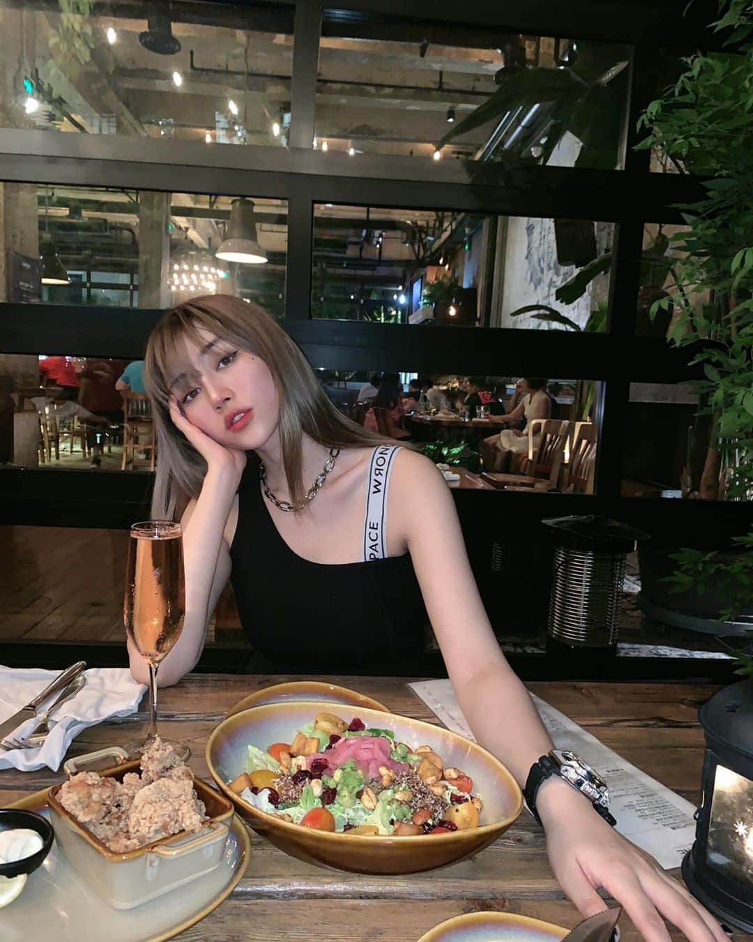 チン・インヒのインスタグラム：「🥂」