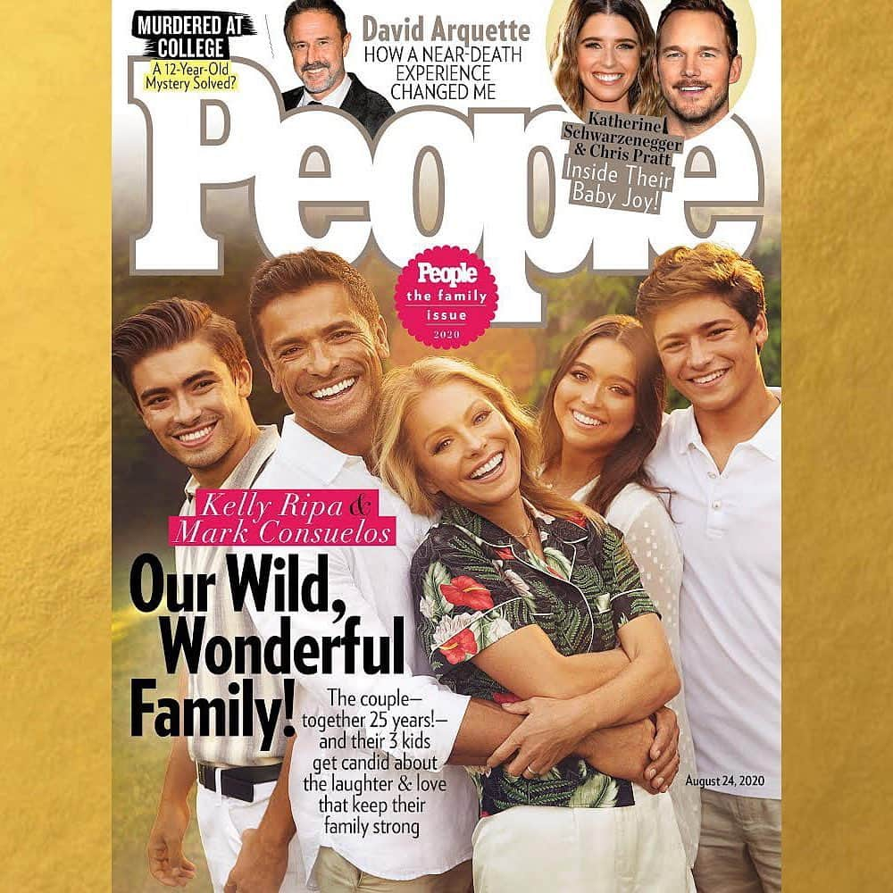 ケリー・リッパさんのインスタグラム写真 - (ケリー・リッパInstagram)「Looks like my Christmas card came early 💛 The new family issue of @People Magazine hits stands nationwide this Friday ✨」8月12日 23時37分 - kellyripa