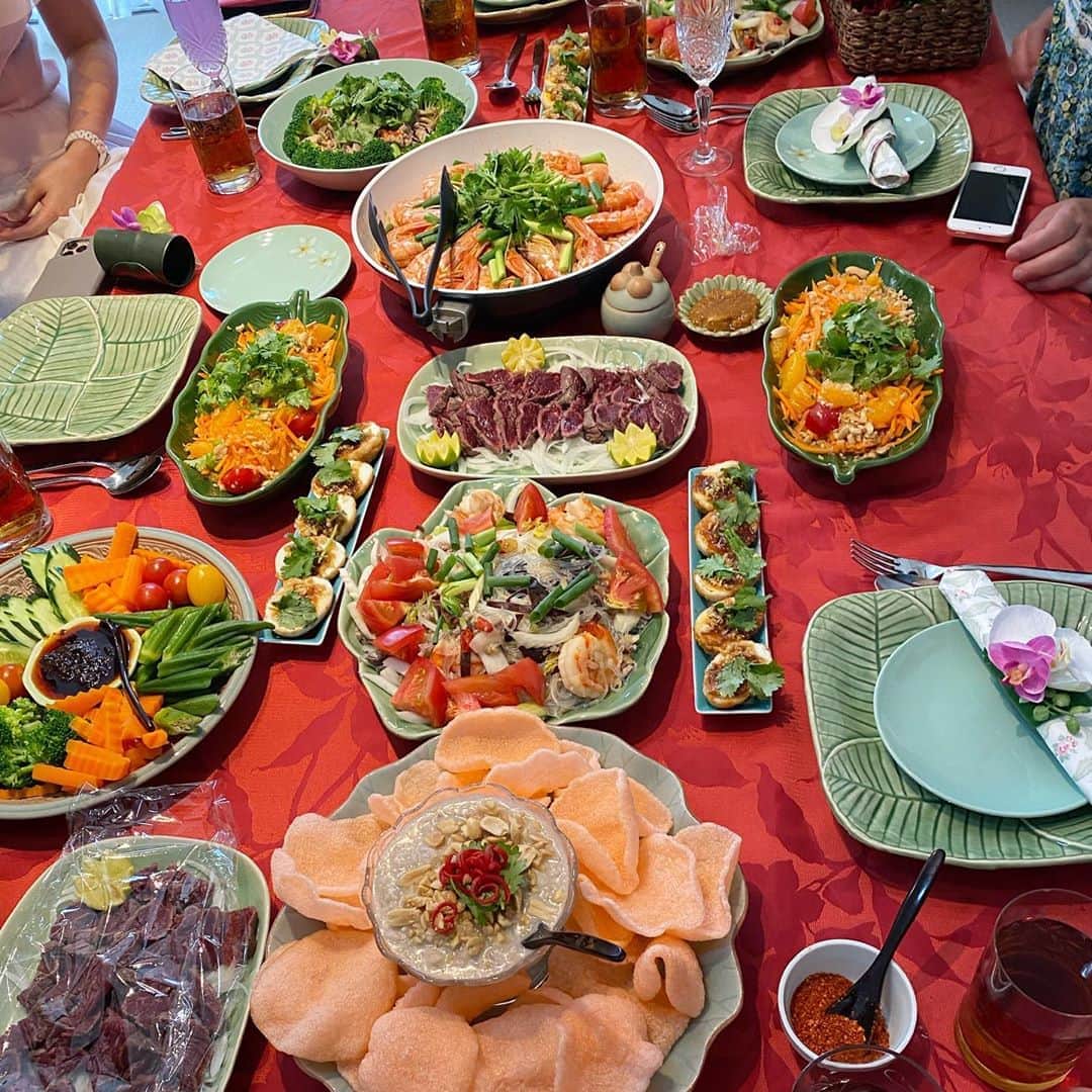 イトウジュン（タイ料理研究家）さんのインスタグラム写真 - (イトウジュン（タイ料理研究家）Instagram)「今日は食に通じるメンバーで集まって タイ料理でバースデーをお祝いしました🥂 お誕生日おめでとう🎉 #バースデーガール　#国民的美魔女グランプリ の の　@junjun.rawbeauty ちゃんが　#コンブチヤ 持ってきてくれたよ #米粉　のケーキと　#シャインマスカット よゼリーは　とく子さんが作ってきてくれたよー😍✨  〜本日のメニュー〜 ★海老のキャセロール( #クンオプウンセン ) ★ブロッコリーと豚肉の和え物 ★#馬肉のタタキ　ビューティタイソース馬肉用 2種類 ★にんじんとみかんのソムタム ★野菜スティック万能ソースディップ ★ココナッツディップ ★えびせん ★揚げ卵のタマリンドソース ★ヤムウンセン ★グリーンカレー(ペーストから手作り)  #タイ料理  #おもてなし料理  #バースデー女子会  #ビューティタイ料理 #タイ料理研究家イトウジュン  #グリーンカレー #オーガニック #グルテンフリー #白砂糖不使用 #ホムパ #女子会 #アラフォー #エスニック料理 #食べるほどに美しく  #季節のメニュー  #旬の食材 #お料理教室  #大人の習い事  #腸内環境 #発酵食品  #美人好き #美女友図鑑  #美魔女」8月12日 23時38分 - junito.13