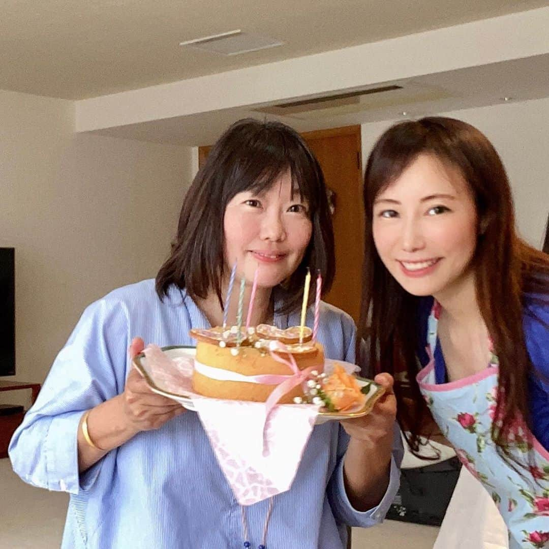 イトウジュン（タイ料理研究家）さんのインスタグラム写真 - (イトウジュン（タイ料理研究家）Instagram)「今日は食に通じるメンバーで集まって タイ料理でバースデーをお祝いしました🥂 お誕生日おめでとう🎉 #バースデーガール　#国民的美魔女グランプリ の の　@junjun.rawbeauty ちゃんが　#コンブチヤ 持ってきてくれたよ #米粉　のケーキと　#シャインマスカット よゼリーは　とく子さんが作ってきてくれたよー😍✨  〜本日のメニュー〜 ★海老のキャセロール( #クンオプウンセン ) ★ブロッコリーと豚肉の和え物 ★#馬肉のタタキ　ビューティタイソース馬肉用 2種類 ★にんじんとみかんのソムタム ★野菜スティック万能ソースディップ ★ココナッツディップ ★えびせん ★揚げ卵のタマリンドソース ★ヤムウンセン ★グリーンカレー(ペーストから手作り)  #タイ料理  #おもてなし料理  #バースデー女子会  #ビューティタイ料理 #タイ料理研究家イトウジュン  #グリーンカレー #オーガニック #グルテンフリー #白砂糖不使用 #ホムパ #女子会 #アラフォー #エスニック料理 #食べるほどに美しく  #季節のメニュー  #旬の食材 #お料理教室  #大人の習い事  #腸内環境 #発酵食品  #美人好き #美女友図鑑  #美魔女」8月12日 23時38分 - junito.13