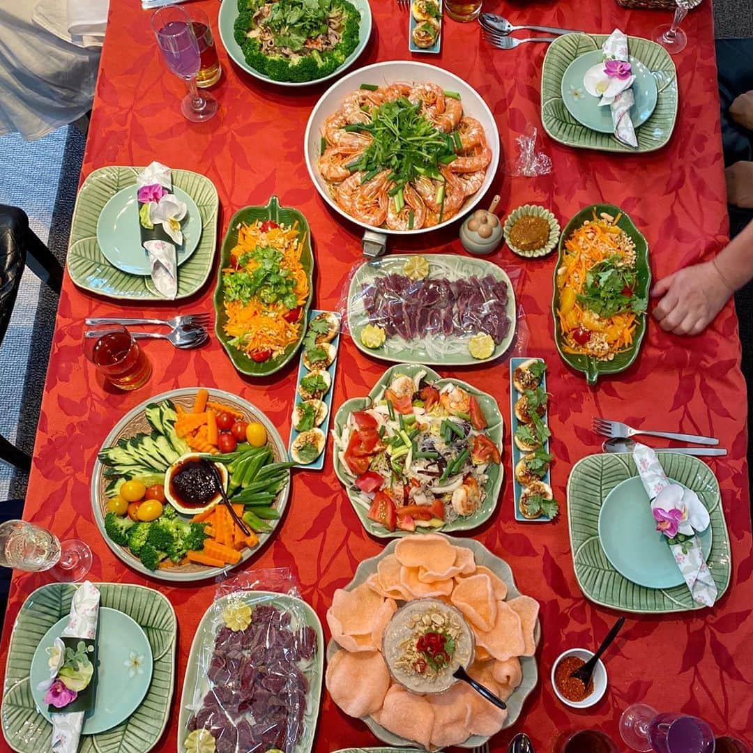 イトウジュン（タイ料理研究家）さんのインスタグラム写真 - (イトウジュン（タイ料理研究家）Instagram)「今日は食に通じるメンバーで集まって タイ料理でバースデーをお祝いしました🥂 お誕生日おめでとう🎉 #バースデーガール　#国民的美魔女グランプリ の の　@junjun.rawbeauty ちゃんが　#コンブチヤ 持ってきてくれたよ #米粉　のケーキと　#シャインマスカット よゼリーは　とく子さんが作ってきてくれたよー😍✨  〜本日のメニュー〜 ★海老のキャセロール( #クンオプウンセン ) ★ブロッコリーと豚肉の和え物 ★#馬肉のタタキ　ビューティタイソース馬肉用 2種類 ★にんじんとみかんのソムタム ★野菜スティック万能ソースディップ ★ココナッツディップ ★えびせん ★揚げ卵のタマリンドソース ★ヤムウンセン ★グリーンカレー(ペーストから手作り)  #タイ料理  #おもてなし料理  #バースデー女子会  #ビューティタイ料理 #タイ料理研究家イトウジュン  #グリーンカレー #オーガニック #グルテンフリー #白砂糖不使用 #ホムパ #女子会 #アラフォー #エスニック料理 #食べるほどに美しく  #季節のメニュー  #旬の食材 #お料理教室  #大人の習い事  #腸内環境 #発酵食品  #美人好き #美女友図鑑  #美魔女」8月12日 23時38分 - junito.13