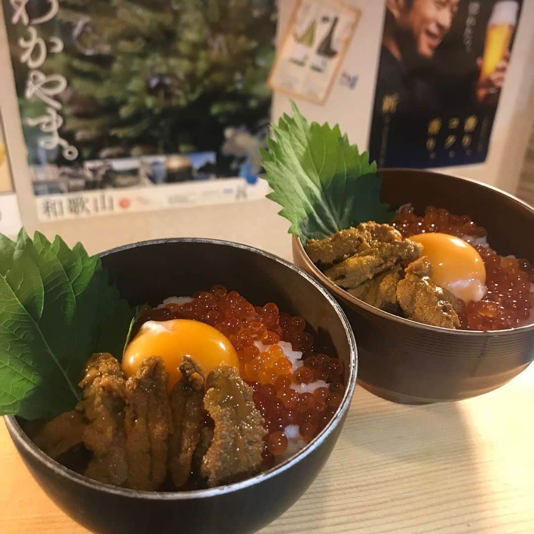 魚壱商店 天王寺店さんのインスタグラム写真 - (魚壱商店 天王寺店Instagram)「仕事終わりにこんばんわ🤗 #魚壱商店 の#ひできち です🐳 もう8月も中頃、ガッツリ#夏 ですね☀️ そんな今日は当店の#TKG をご紹介🍴 こちら#雲丹 と#いくら をふんだんに使った#痛風スタイル でご提供✨✨ 絶対自宅の#朝御飯 では味わえないご飯を、飲みの〆に#ガッツリ と❗️ こちらお値段799yenでご提供ですので、#魚壱商店 にお越しの際は是非ご注文を👍👍  #和歌山のうめぇもん #天王寺 #大阪阿部野橋 #天王寺居酒屋 #駅前居酒屋 #個室 #掘りごたつ #カウンター #魚壱商店天王寺店 #毎日投稿 #あべのハルカス #お造り #まぐろ #本マグロ #飲み放題 #生ビール #和歌山地酒 #和歌山料理 #那智の滝 #和食」8月12日 23時48分 - uoichishouten