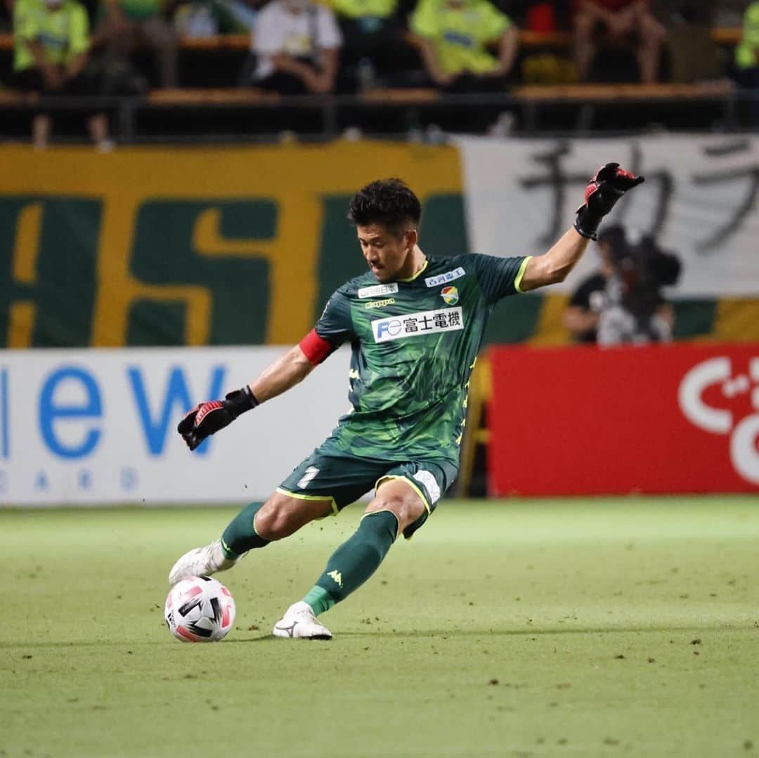 のインスタグラム：「vs 松本  開幕戦以来のホームでの勝利は格別でした‼️  全員が相手より走ってくれて戦ってくれて、本当に感謝でしかありません😭👏  普段から準備を怠らない先輩たちの姿を見て、また更に自分も頑張らないとな‼️って思える最高の試合でした💪  まだまだ暑くて苦しい日が続きますがジェフはそんなのに負けずに勝ち続けていきたいと思います‼️  #新井章太 #jefunited #precovery #mizuno  #8月12日 #親父の誕生日 #どうしても勝ちたかった #おめでとう」