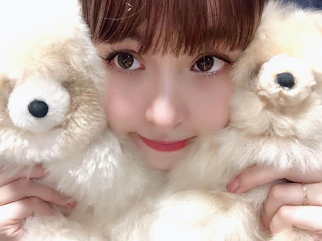 アイシスのインスタグラム：「今日はまつげケアのおはなし🧚🏻‍♀️ わてくしが何年もリピートして使ってるまつげ美容液は ラピッドラッシュ👁✨  わたしは上のまつげは まつげエクステをしているのだけど、 エクステってやっぱり負担がかかるから、 毛が抜けちゃったり折れちゃったり切れちゃったりするんだけど、  ラピッドラッシュをちゃんと塗っておくと、 まつエク外してもびょんびょん長くて太いまつげがいっぱい。 いつもアイリストさんにほめられてるよ😳  ほんと塗り始めると 割とすぐ効果がでるの。  塗る頻度上げたりすると アイリストさんに、 まつげめっちゃ伸びましたけどどうしましたか、て聞かれる！  これはほんと効果的面なので、 まつげに悩んでる人は是非試して欲しい！  お医者さんでもらえるまつげの育毛剤もめちゃすごいけど、 市販ならこれがまじで最強とおもう😳おすすめ  #まつげケア #まつげ #まつエク #まつげエクステ #まつげ美容液 #まつ毛が伸びる美容液 #ちなみにこの左右のふさふさの子は #友人Mの家の #毛太郎とファサ男 #アルパカの毛がふわふわ #ラピッドラッシュ #美容のお話 #滝澤のルーティーン #まつげ育毛剤 #まつげ育毛 #まつげ美容液おすすめ」