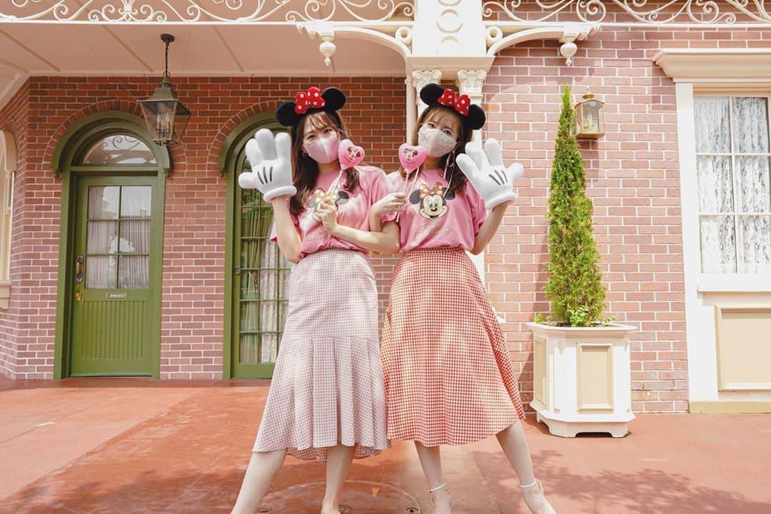 SHIHORINのインスタグラム：「𓂃 𓈒 𓂂𓏸﻿ ﻿ 𝐦𝐢𝐧𝐧𝐢𝐞 𝐜𝐨𝐝𝐞🐭🎀𓍯﻿ ﻿ 7月にパークで発売された﻿ レトロなミニーちゃんTシャツで👚﻿ おそろいコーデ\(* ¨̮*)/\(*¨̮ *)/💓﻿ ﻿ やっぱりピンクってかわいい〜🎀﻿ ギンガムチェック合わせにしたよ🩰﻿ ﻿ あいにゃんといるとずっと笑ってて🤣﻿ ゆるゆると楽しすぎて﻿ いつも時間過ぎるのがあっという間〜😂🤭💓﻿ この日も気づいたら夜になってた🌙笑﻿ ﻿ #shihorin__disney #disney #disneyland #tokyodisneyland #tokyodisneyresort #tdl #tdr #disneyfashion #disneycode #minniecode #disneyphoto #ディズニー #ディズニーランド #東京ディズニーランド #東京ディズニーリゾート #ミニーコーデ #おそろいディズニー #ディズニーグッズ #ミニーコーデ #ミニーちゃん #ミニーバウンド #ギンガムチェック #ミニーカチューシャ」