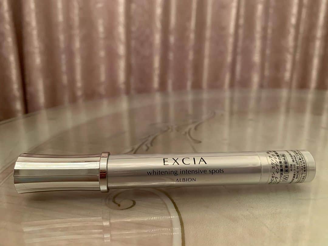 のインスタグラム：「EXCIA  エクシア AL 【#ホワイトニングメラノインテンシブスポッツ】  🌿アルビオンの美白美容液🌿  🎀めぐ語録🎀使用感《ピタッ》  テクスチャーは、 リップクリームのようなつけ心地✨  スティックタイプなので、 気になる場所にそのまま塗り塗り🌟  気になるシミをポイントで消す🖋 的を絞って、狙い撃ちです🌞  日差しを浴びた後の速攻アイテム🔥 "シミにしてなるものか"  【ホワイトニング メラノインテンシブ スポッツについて】  美白スティックで、シミの根を狙う。 シミを防いで、増やさない。  シミやソバカスの気になる方へ。 美白有効成分を角層に届け、 ぬけるように澄みきった 明るい肌へとみちびく、 スティック状の薬用美白美容液です。  フィット感にすぐれたベースが ねらったところに密着し、 肌（角層）に溶けこむように浸透。 メラニンの生成をおさえ、 シミ・ソバカスを防ぎます。  肌を積極的にサポートし、 しっとりとしたしなやかさと、 うるおいに満ちた肌に整えます。  @albion_jp (アルビオン公式 参照)  #ALBION #アルビオン #ホワイトニング #インテンシブスポッツ #エクシア #EXCIA #美白美容液  #美容 #美白 #美肌 #美活 #スキンケア #スキンケアマニア #skincare #化粧品 #女子力アップ #コスメマニア #コスメレポ #コスメ紹介  #美活アナウンサー  #HAP #horipro #田中めぐみ #アナウンサー #ホリプロ #ホリプロアナウンス室」