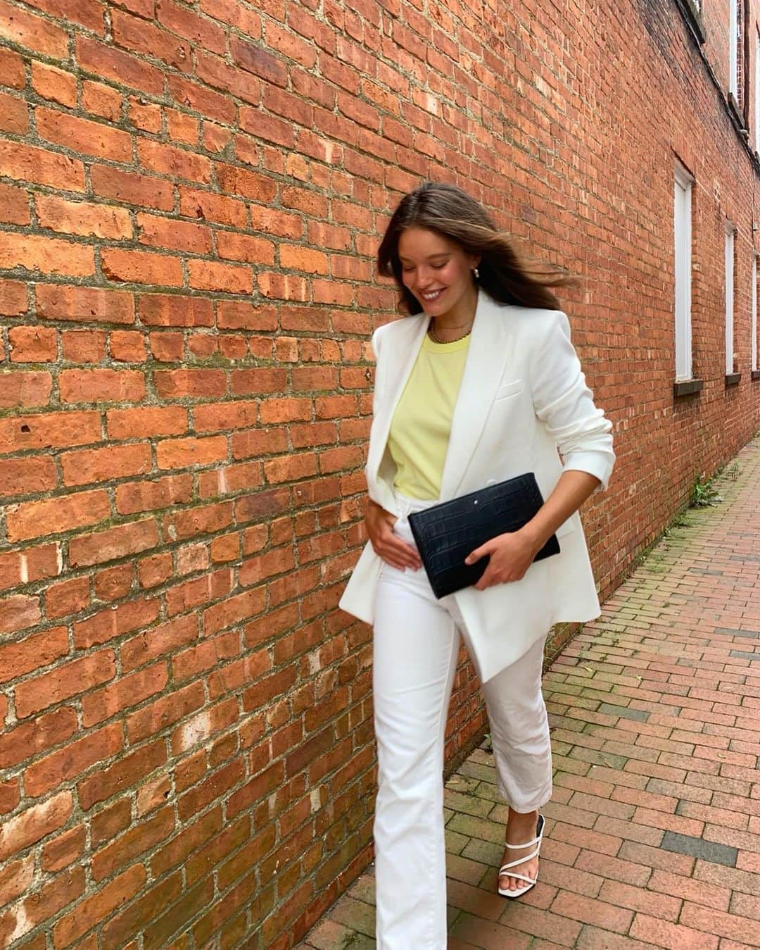 エミリー・DiDonatoさんのインスタグラム写真 - (エミリー・DiDonatoInstagram)「A blazer, heels, my @montblanc bag and a positive attitude is all I need to get things done today 🏃🏻‍♀️ #whatmovesyoumakesyou」8月12日 23時45分 - emilydidonato