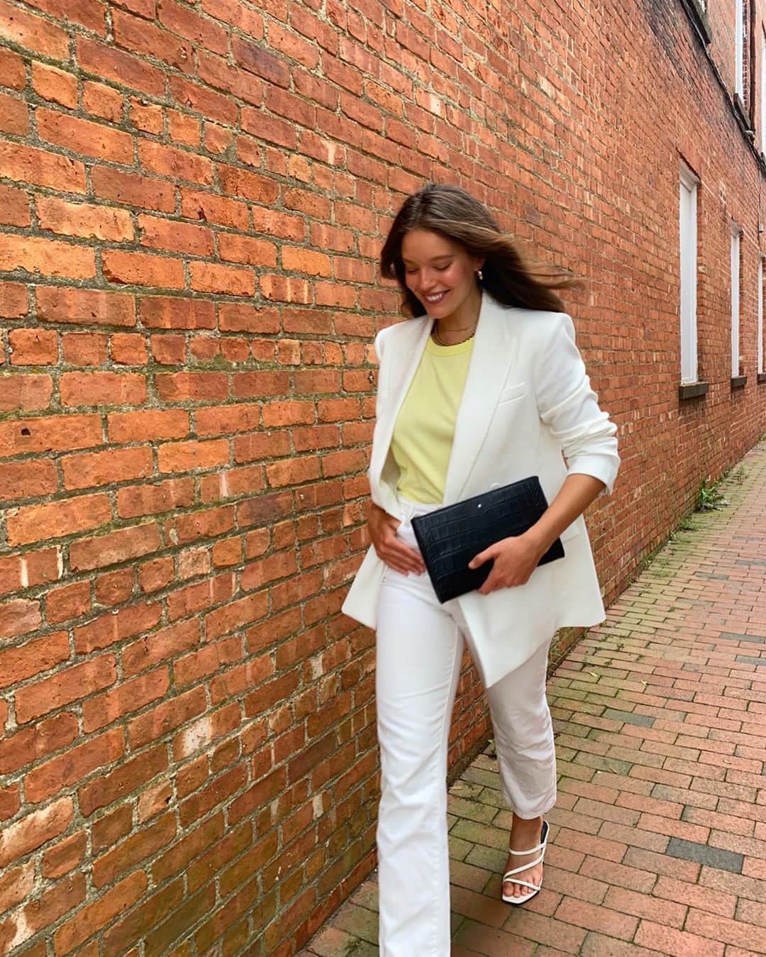エミリー・DiDonatoのインスタグラム：「A blazer, heels, my @montblanc bag and a positive attitude is all I need to get things done today 🏃🏻‍♀️ #whatmovesyoumakesyou」