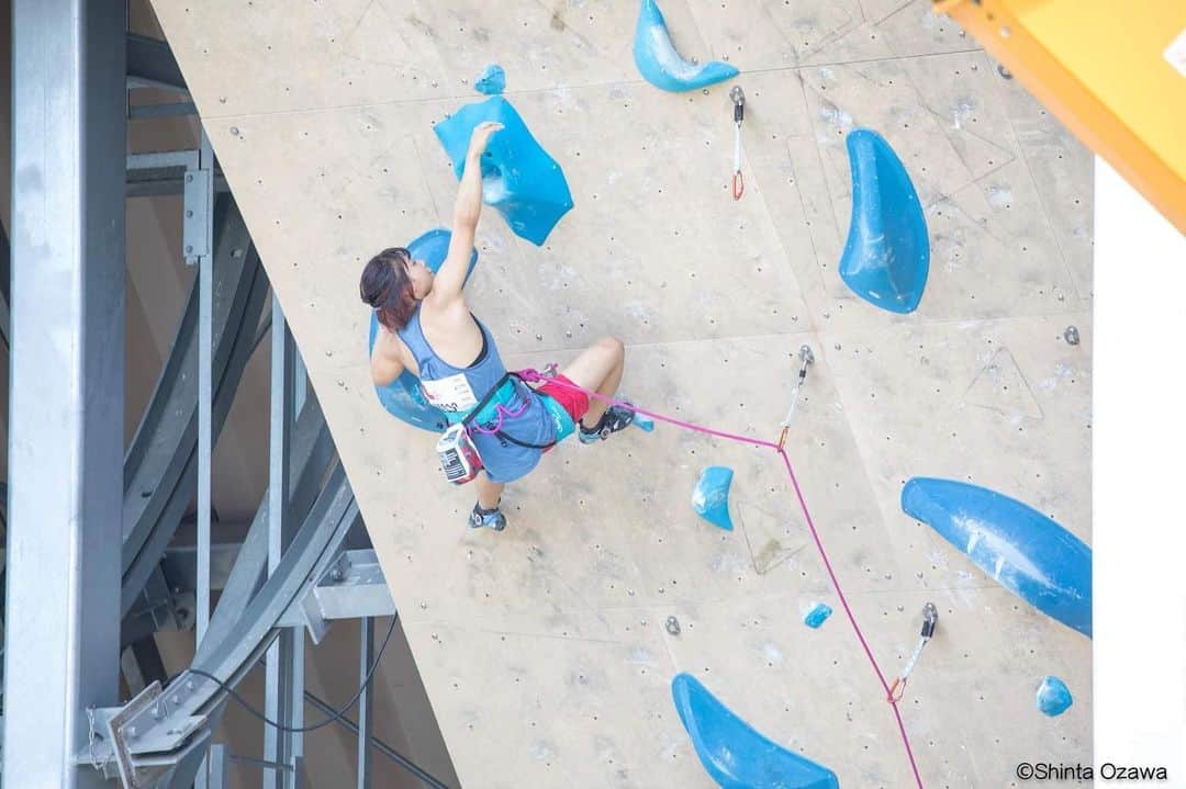 中村真緒のインスタグラム：「Lead Japan Cup 2020🧗‍♀️ 準決勝は変わらず26位で終了！自分でも登ってる時に気がつくくらいカチコチな登りをしてしまいました🤦🏻‍♀️ ・ ・ 3月のLJCに向けてリードを過去1頑張っていたのですが、コロナで延期になってしまい、そこから自粛で登ることもできず、悲しくてもうリードはしたくないと思ってしまうこともありましたが、自粛が明けてから、8月にLJCが開催されることが決まり、気持ちを切り替え調子が良い状態で今大会を迎えることができました！ ・ 結果だけ見れば大したことないのですが、予選２本目では過去の大会の中で一番良い登りをすることができて成長を感じられました！来年に向けてさらに練習を重ね、今回の大会で見つかった多くの課題を改善していこうと思います😏 ・ このような状況の中、大会開催・運営にご尽力いただいた皆様、本当にありがとうございました。 ・ 📸by @shintaozawa  ・ ・ @addfriction_startup @mudhand_cb @phiten_official @frictionlabs @tenayaclimbing #climbing #bouldering #クライミング #ボルダリング #マオハンド」