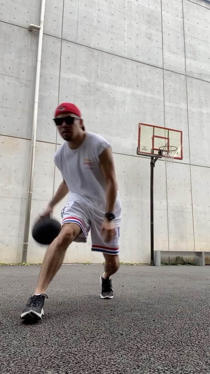 SONNYのインスタグラム：「校舎裏庭にて息抜き🏀 Just playin’ around in the back yard of the school  #vaw栄光ハイスクール  #高校教師 #HighschoolTeacher」