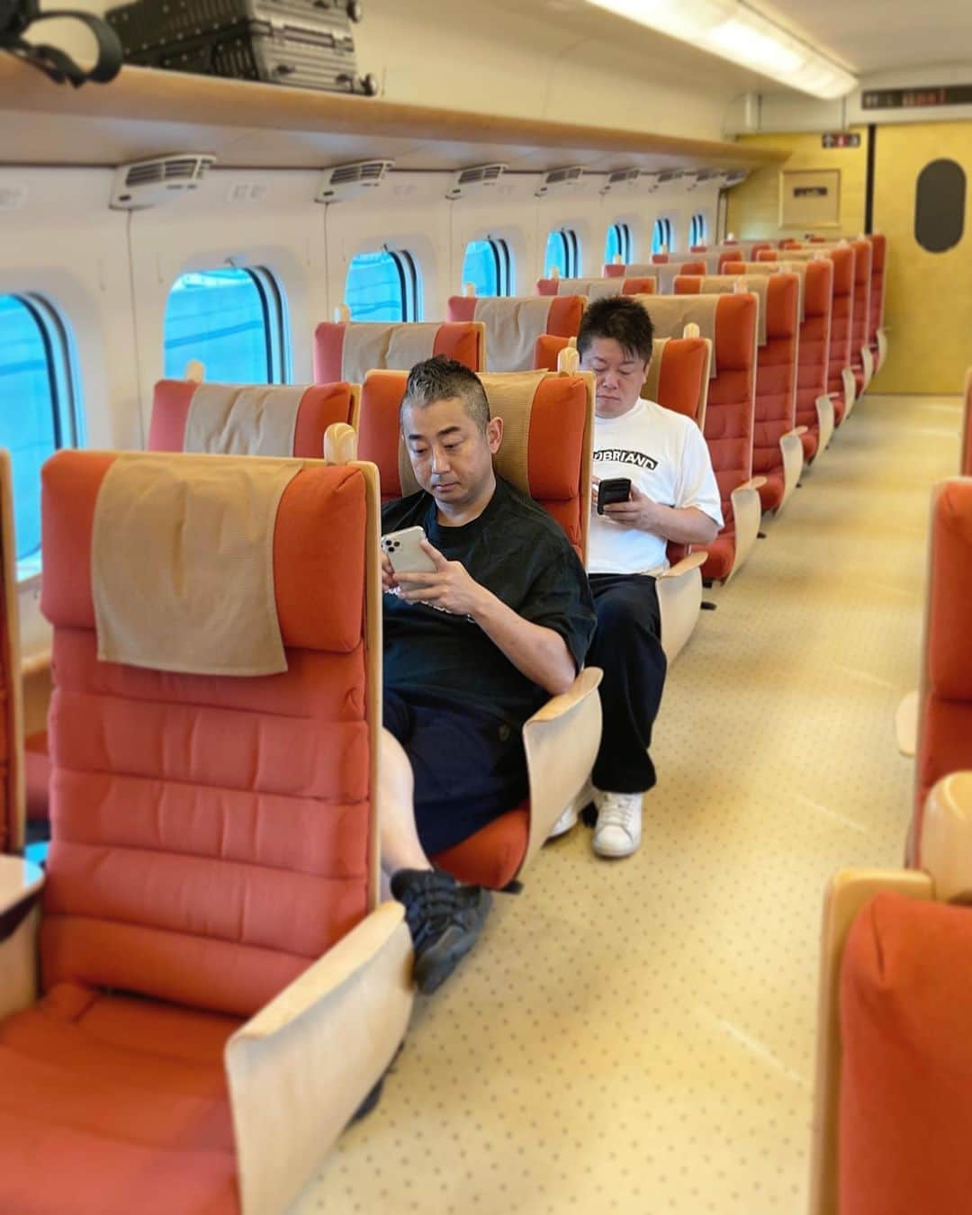 HAMADAHISATOさんのインスタグラム写真 - (HAMADAHISATOInstagram)「WE DIDN’T MEAN TO TAKE OVER ENTIRE SHINKANSEN. YES WE ALL WAITING FOR YOU GUYS TO OCCUPY THIS CAR LIKE YESTERDAY 😂 . #wagyumafia #japantour2020 #wemissyou」8月12日 23時54分 - wagyumafia