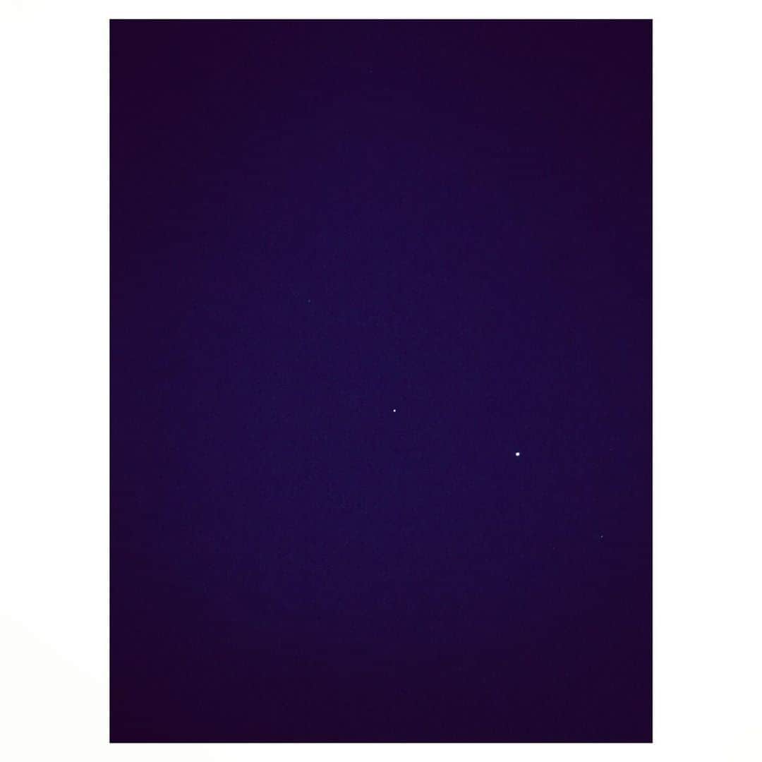 大石参月さんのインスタグラム写真 - (大石参月Instagram)「ペルセウス座流星群を観たくて ベランダで夜空を眺める🌌 こんなゆっくり星を眺めるのなんていつぶりだろうか✨ 小学生ぐらいの頃に、なんの流星群か忘れてしまったけど 視界一面に落ちてくる様な流星群を その時のおうちの屋上でみんなで観た光景が蘇る⭐︎ すごかったなぁ、またあの光景が観てみたい！！！ こうして星空を観ながら、あぁ私も宇宙の一部に住んでるんだなぁと思う(*´ー｀*) 世界は広すぎる✨  #ペルセウス座流星群 #ちょこっと観れたよ #あの頃の流星群観た人いるかなぁ #大石参月」8月12日 23時59分 - ohishi_mitsuki