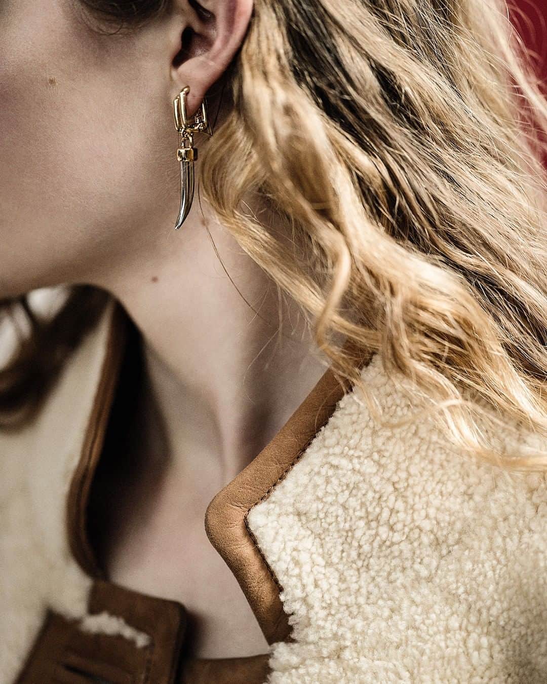 Chloéさんのインスタグラム写真 - (ChloéInstagram)「All it takes to update your look  Shop Blake earrings and other #CHLOEfall20 styles in boutiques and on chloe.com  #CHLOE」8月13日 0時00分 - chloe