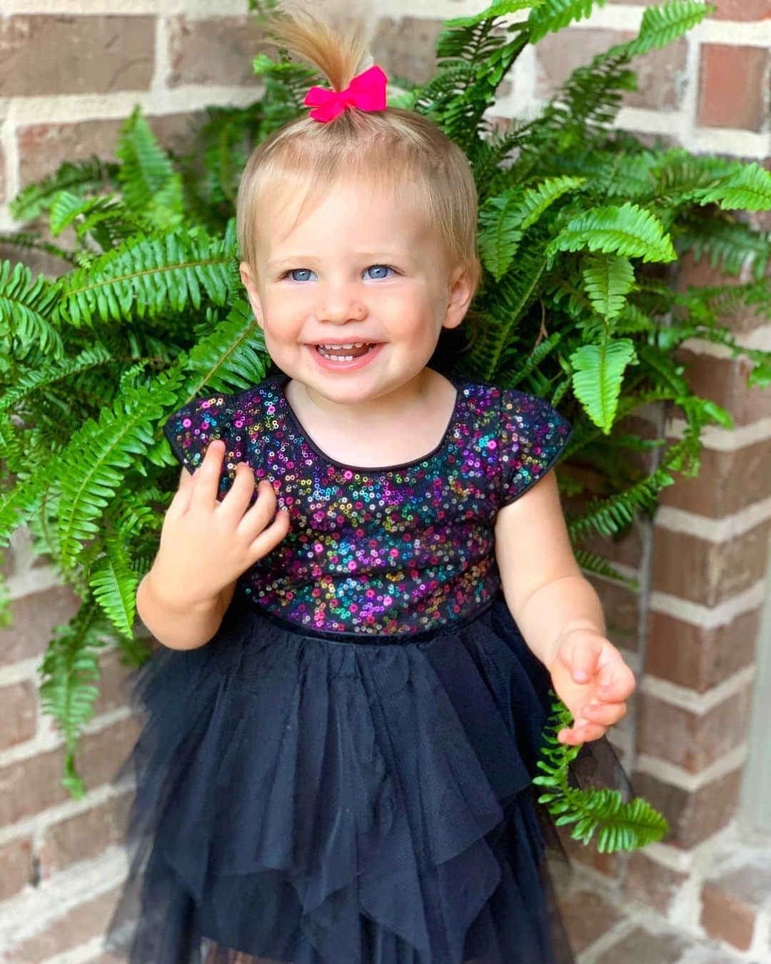 カーリー・パターソンのインスタグラム：「18 months with this firecracker! I could go on and on about Emmaline, but you just have to know her. She keeps us on our toes at all times and cracking up throughout the day. I love watching her grow into the mighty little force she is🤍」