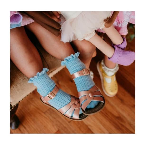 コレジアンのインスタグラム：「Your most-loved 🥰 . Featuring a lace detail for an added flair to your outfit, these Egyptian cotton socks are garment-dyed with the Calais lace. The result is extra softness and unique colours. Our garment-dyeing process is eco-friendly. 💚 . Our socks are made to last! We hope you like them as much as we do! 😚 . Vos préférées 🥰 . Délicatement posée la dentelle de calais est teinte en plongée tout comme nos chaussettes pour leur donner douceur et couleur unique. 🤗 . Un procédé de teinture qui respecte l’environnement. Des chaussettes faites pour durer, solides mais surtout uniques, grâce à des formules de teinture spécialement mise au point à chaque saison. 💚 . Picture @lepetitorganic @what_ava_wore . #collegien #collegien_officiel #madeinfrance #extrasoft #bestsocksever #barneklær #newin #egyptiancotton #kniestrümpfe #靴下 #носки #sokker #lacetrim #リバティ#キッズソックス #ベビーソックス #slowfashion #ecofriendly」