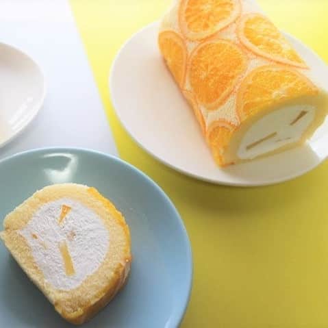 Shinkinedo Group inc.さんのインスタグラム写真 - (Shinkinedo Group inc.Instagram)「. 🍊Summer fruits Roll🍊 . 暑い夏の日には、ビタミンCが不足しがち… .そんな時は… フルーツロール . さっぱりしたオレンジの香りと甘すぎないクリームが… . 夏の疲れを癒してくれます。 . こっそり混ざった レモンピールも… . 爽やかな風味をプラス。 . . 価格1,620円(税込) . https://shop.shinkinedo.com/fs/shinkinedo/a-a762-1 . . . #新杵堂 #オレンジ好きな人と繋がりたい #オレンジケーキ好きな人と繋がりたい #おうち時間　#ロールケーキ #お菓子ギフト　#おうちカフェ #うちカフェ #ごほうびスイーツ#お取り寄せスイーツ#サマーフルーツ#オレンジケーキ #おうちスイーツ#アンチエイジング #オレンジソース #フルーツケーキ #sweetspic  #sweetstagram #instadessert #푸드스타그램 #일본음식 #좋아요반사 #자신에게포상 #맞팔 #달콤한남자 #집스위」8月13日 0時08分 - shinkinedo