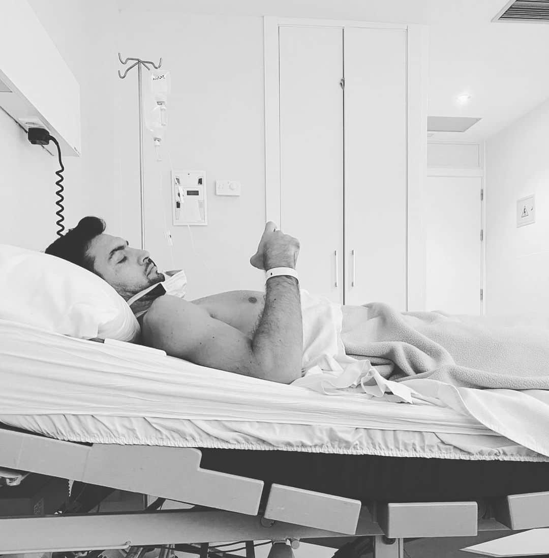のインスタグラム：「Ciao !! Ieri ho finito l’intervento all’anca al quale mi sono sottoposto qui a Barcellona. È andato tutto bene, a parte un po’ di dolore ora 😅  Come sapete ho combattuto tutta l’anno con questo problema, ma ho cercato di aspettare il più a lungo possibile per operarmi, volevo provare ad essere a disposizione del mister e dei miei compagni fino alla fine.   Ora mi concentrerò per recuperare in fretta e preparare al meglio il prossimo campionato. Forza Roma! 💛❤️」