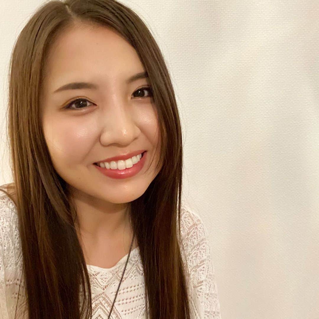 阿部真央のインスタグラム：「こんばんは⭐️  皆さん今日は1日いかがでしたか？  私は今日、また少し自分を好きになれました。  自分が今まで気にしてた事、隠したかった事に目を向けて、受け止めて、 しっかり「自分」として過ごせた1日だったからです🥰  私をとっても褒めてあげたいです‼️  こうして自分を信じる力を1つ1つ積み重ねたい。 それはもしかしたらなかなか難しいことかもしれません、  でも、自分のことをしっかり愛せたなら、 私の世界はどんどん変わって、 みんなに届けられる音楽ももっと愛に溢れていくはずだと信じてます。  今日リリースのBe My Loveもそんな歌です。 今の、自分を愛せ始めた私から あなたへ歌う愛です。  皆いつもありがとう💓 おやすみなさい🌙  まお」