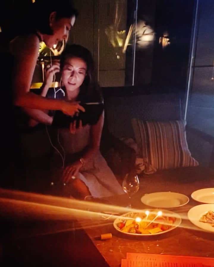 のインスタグラム：「Happy birthday my special friend!!We sang the birthday song on Zoom for her🤍﻿ ﻿ 昨日は約20年来の親友の40歳の誕生日でした。﻿ ﻿ ８月生まれの私たちは毎年夏になると必ず食事をしてお互いお祝いをしていたけれど、彼女の誕生日当日というのはもしかしたら初めてかも？﻿ ﻿ まずは二人でしっぽりと、JULIA @restaurant_julia へ。﻿ 自粛中に幾度となくテイクアウトをして、おうち時間を豊かな気分にしていただいたこのレストランでお祝いを、と私の心の中ではだいぶ前から決めていた特別な場所。﻿ そして二軒目には、あの後にヘレナと名付けられることとなったドレスを作り出席した結婚式の新郎（もう3年くらい前笑）も合流して、ベルコモ @aoyamagrand にて昔のように３人でワイワイ。﻿ でも私は一軒目も二軒目の最初も、どんなに楽しくてもとにかく飲みすぎないように、酔わないように、といつもと違ってセーブしまくり。﻿ ﻿ だって、メインイベントはこの二軒目のタイミング。﻿ 愛に溢れる彼女にふさわしい祝い方をしたくて、リアルには難しくともzoomで友人たちが大集合し、バースデーソングを歌うサプライズを計画していたのだから。﻿ ﻿ 初めての試みでうまくできるのか本当に緊張した！苦笑﻿ 色々と不手際はあったけれど、みんなの協力のおかげで無事、お祝いをすることができました。﻿ ﻿ 永遠のハッピーガール、おめでとう。﻿ 貴女がいなければ間違いなく今の私はいない。﻿ お互いどんなにステージが移り変わってもこうして変わらずに大切に思える人がいることは、私にとって大きな心の支えです。﻿ これからも一緒に時を過ごしていこうっていうメッセージと共にもらった時計、大切にするよ。﻿  #直前に降った大雨でクローズしちゃってたけど #次はルーフトップでね🤍」