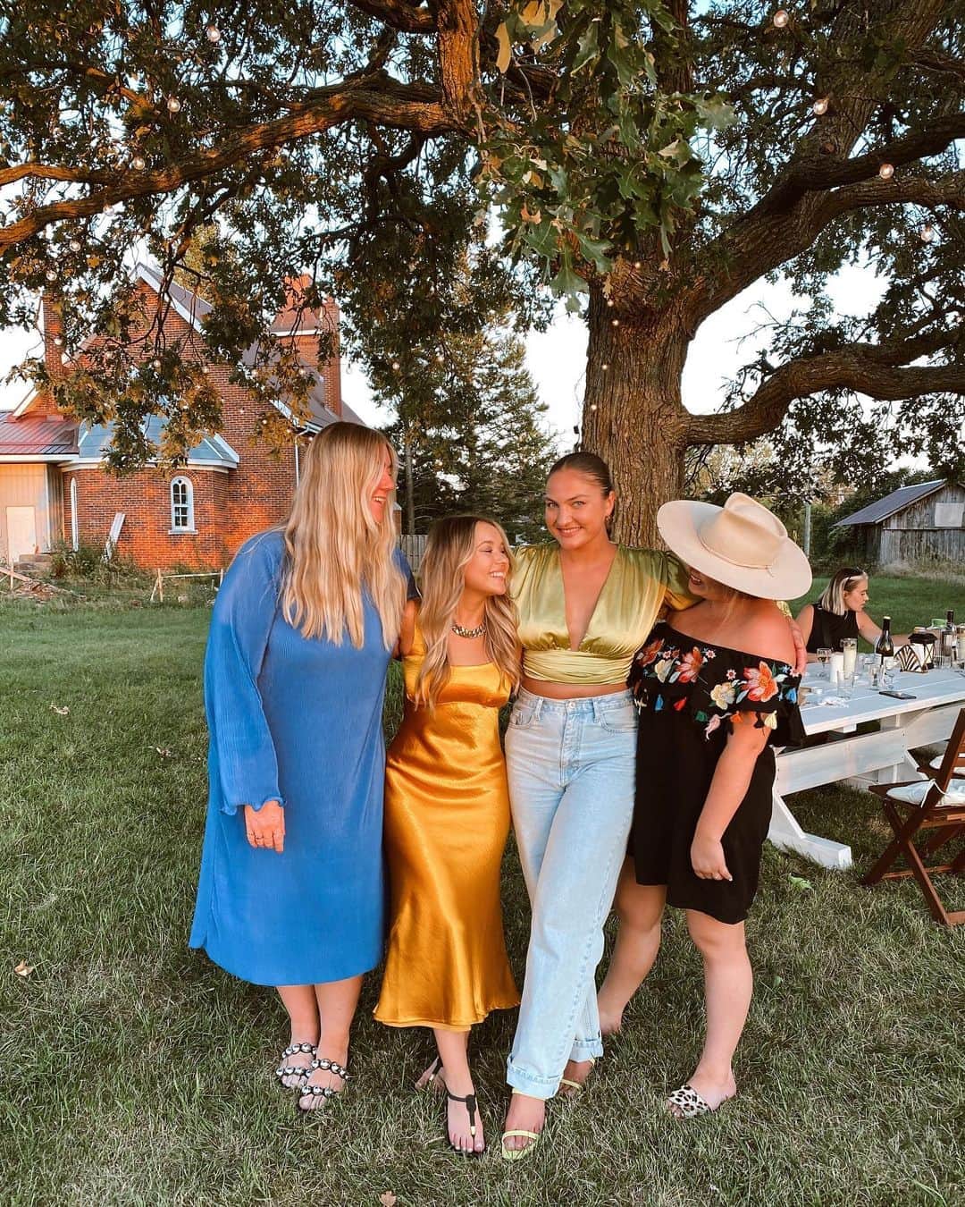 トーリ・ウェブスターのインスタグラム：「Rosé flowing with your chosen family 🌙」