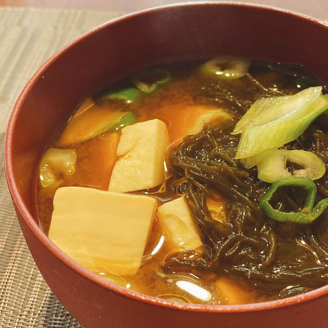 早見優さんのインスタグラム写真 - (早見優Instagram)「Today’s miso soup has tofu and mozuku seaweed.  Mozuku seaweed is full of Fucoidan.  今朝は豆腐ともずくをたっぷり入れたお味噌汁。  #miso #misosoup #mozukuseaweed #japanesefood #もずく #みそ汁 #fucoidan #フコイダン」8月13日 9時43分 - yuyuhayami