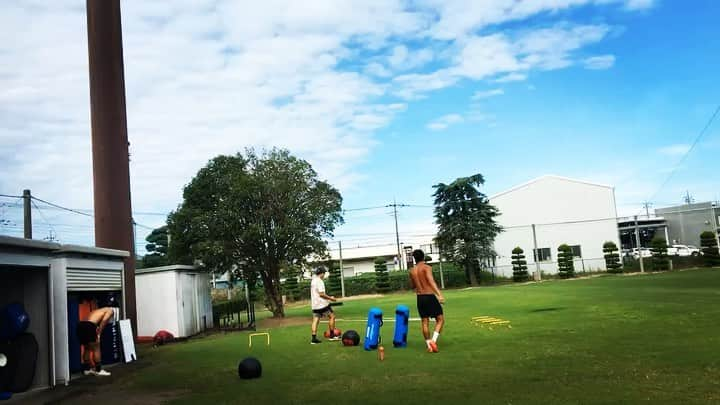 内田啓介のインスタグラム：「🚨Tabata circuit 20on 10 off 2round ✖︎ 2set ✔️lateral hurdles ✔️ropes ✔️med ball slam ✔️burpee & jump ✔️med ball push press ✔️bag row ✔️aqua bag 1.2.3 7.5kg ✔️aqua bag rotations 5kg」