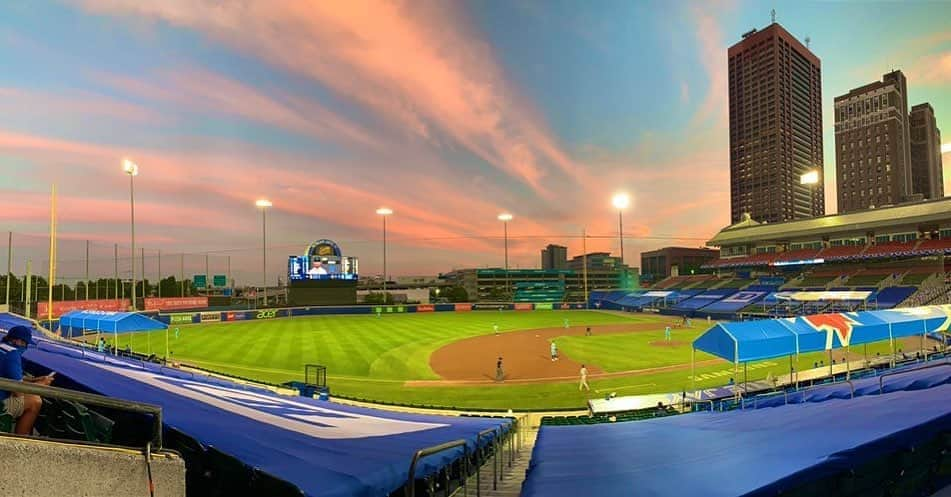 トロント・ブルージェイズさんのインスタグラム写真 - (トロント・ブルージェイズInstagram)「Our first Buffalo #BaseballSky 🤩」8月13日 9時41分 - bluejays