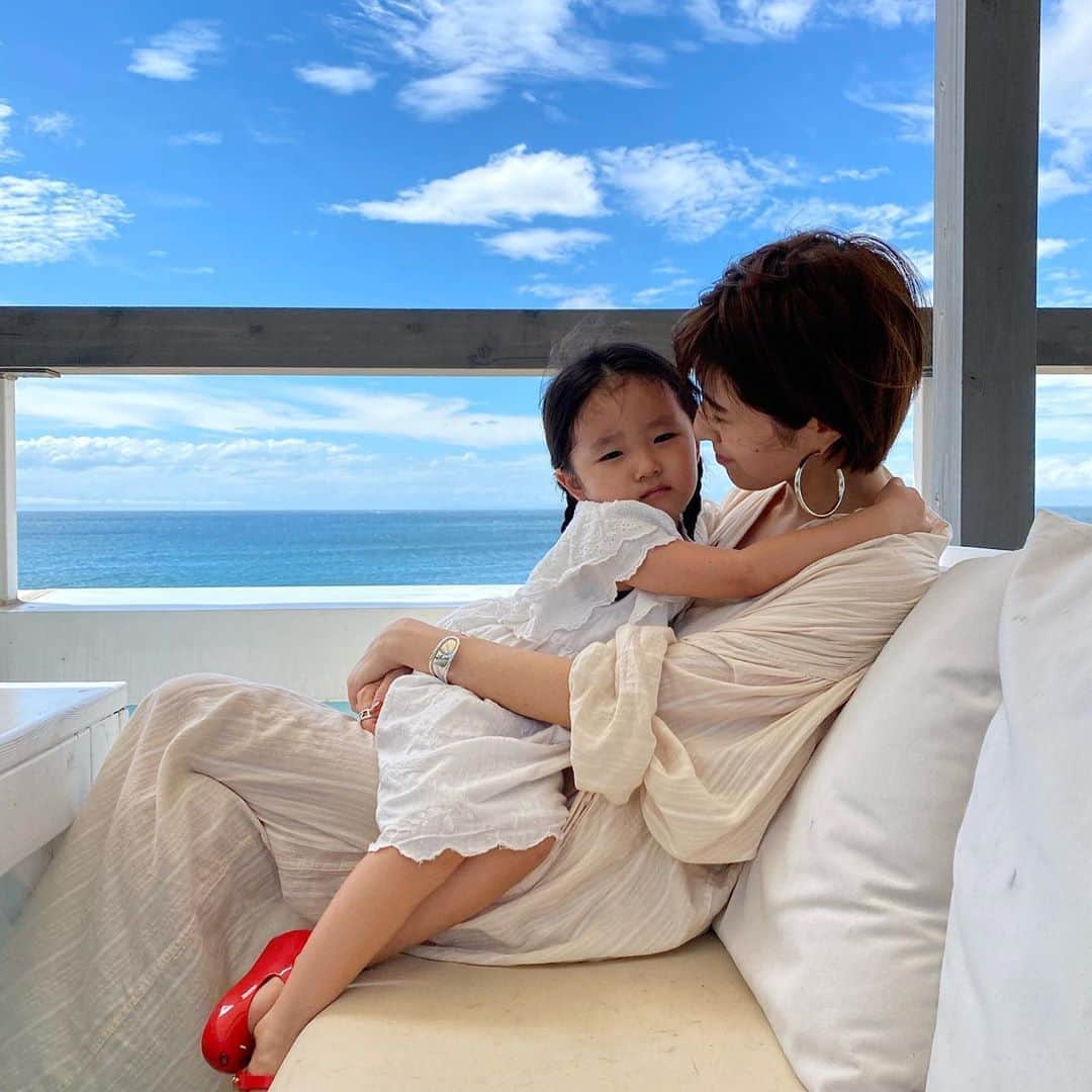 美生のインスタグラム：「お盆start.﻿ ﻿ お腹すいてご機嫌斜めな長女と👧🏻﻿ べったり甘えてくれてるけど 私を動物で例えるとブタらしい🐷 ちなみにパパはウサギらしい🐰 #納得いかん ﻿﻿ ﻿ ﻿ Dono盆クーポンで﻿ ¥2,000 OFFになってる﻿ こちらのワンピも﻿ ぜひcheckしてみてくださいね♡﻿ ﻿ ﻿ ﻿」