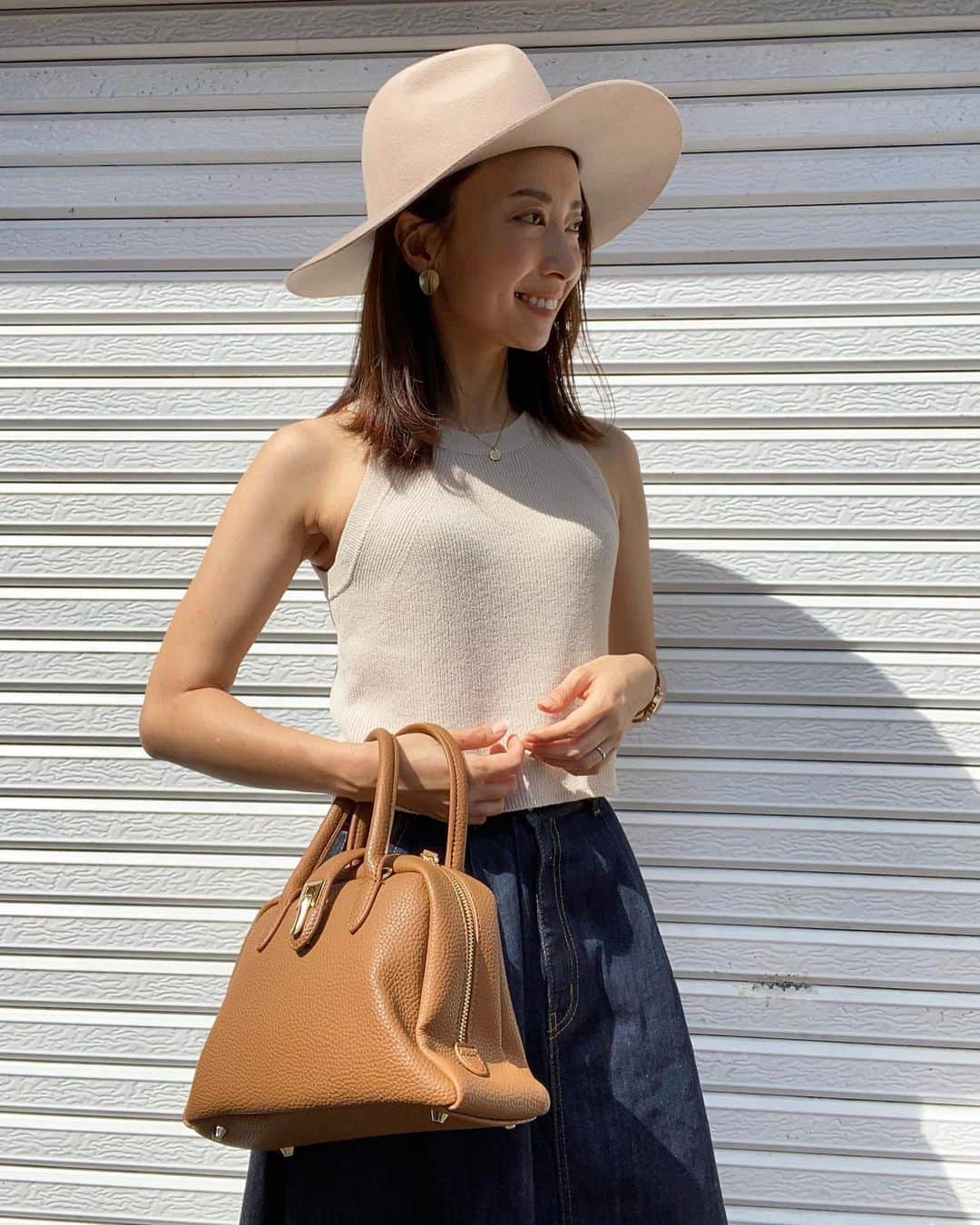 rats1316のインスタグラム：「・ 久々のコーデどす。  トップス　@gu_for_all_  スカート　@uniqlo_ginza  ハット　@azulbymoussy_official  バッグ　@urban_research  サンダル　@zara  ・ #プチプラコーデ ・ ・ ・ #ママ#ママコーデ#ママファッション#code#ユニクロ#ユニクロコーデ  #ootd#outfit#mamagirl#北海道ママ#札幌ママ#三児の母#お洒落さんと繋がりたい#プチプラコーデ#今日のコーデ#ママライフ#ロカリ#スナップミー#mineby3mootd#ponte_fashion#4yuuu#きょコ#今日の服#大人カジュアル#主婦#男の子ママ #ビュースタグラマー#mamagirl_sugotoku」