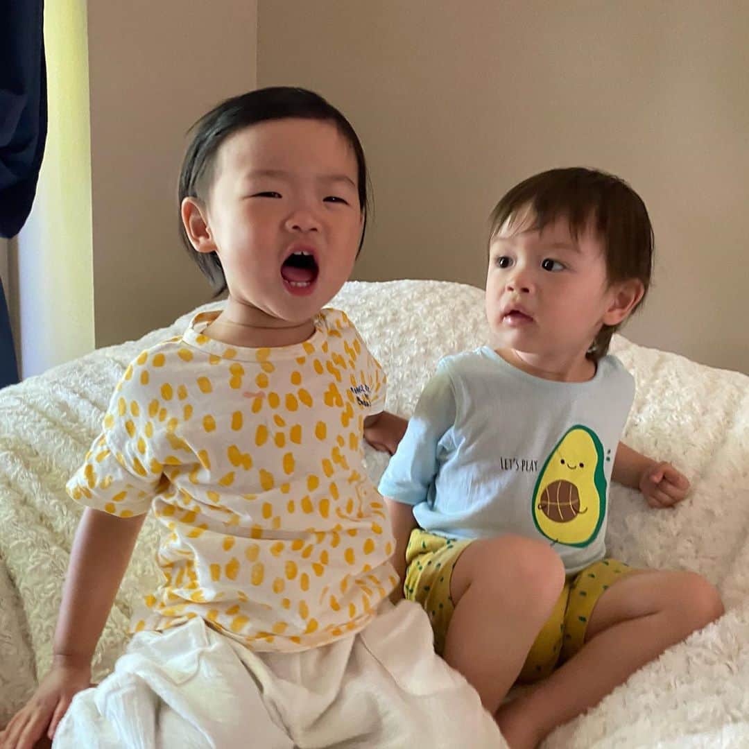 ヘリム・パクさんのインスタグラム写真 - (ヘリム・パクInstagram)「- 남자친구둘 사이에 끼어서, 제일 신나게 논 리아👶🏻😅 @luv_gene 이모 둘째동생 낳고 또 놀자💛 . . . #리아 #황금개띠 #시애틀맘」8月13日 9時59分 - iam_hyepark