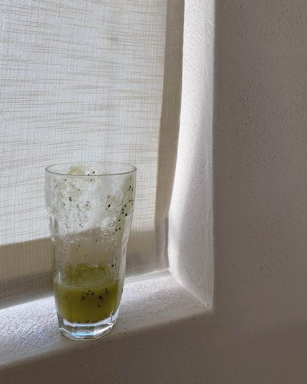 JUNNAのインスタグラム：「最近の朝🥝  🥝＋氷＋お水  🥛  ♪キウイ　キウイ　キウイは最高 ヘルシー  キウイが踊るゼスプリのCMが頭から離れない...  今日は新作発売日  18:00〜 @etretokyo アカウントにて インスタライブの配信があります  #🥝#ジュース #スムージー#キウイ」