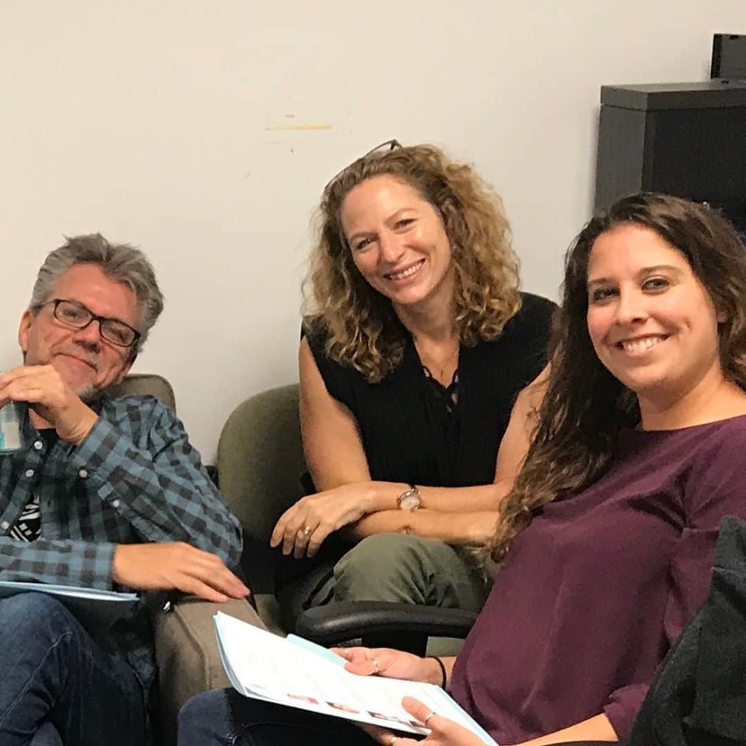 のインスタグラム：「A show is only as good as its cast each week. Big time #agentsofshield #BTS thank you to the legend, Sarah Finn (pictured here w EP, Jeff Bell and Marvel exec @wendywillming) Hannah Cooper, Krista Husar, Tamara Hunter and all the badasses at @sarahfinncasting」