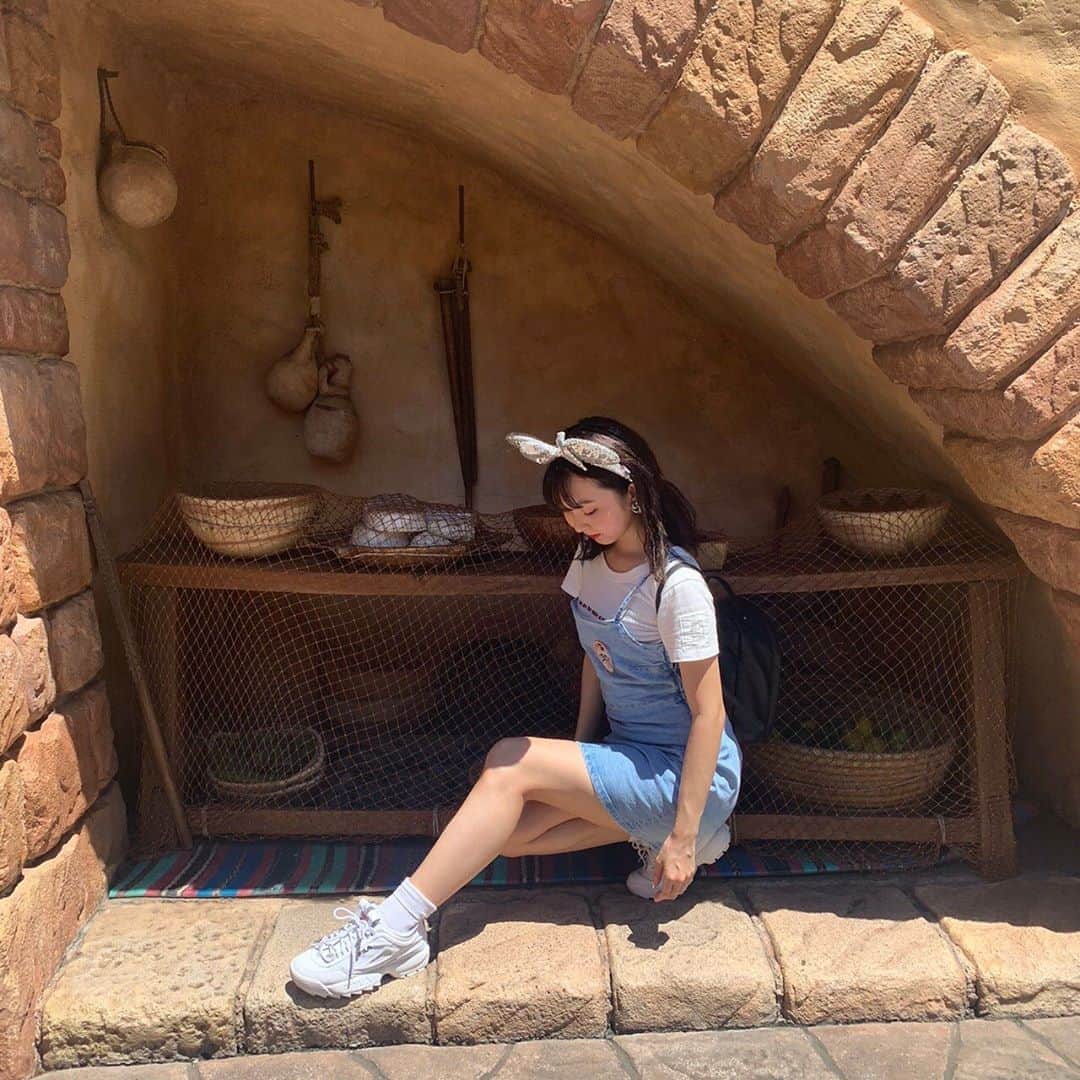 のインスタグラム：「みなさんおはようございますっ☀️  今日は楽しい夢を見たのでものすっごく幸せな気分です😻♡  ここ数日ものすごく暑すぎますね、、🥵  私は飲む日焼け止め、液体タイプの日焼け止め、スプレータイプの日焼け止めの3重でディズニー行ったのに靴下焼けを少ししてました(涙)  これからマスク焼けも注意せんといかんけん、今年の夏は大変だああああ💦💦  みなさんも焼けたくない人は日焼け対策と熱中症には十分注意して下さい🥺 今日も素敵な1日になりますようにっっ😌♡  #ディズニーコーデ#ディズニー#ディズニーシー#デニムワンピ#lfl#gm#disneysea#ミス桜美林コンテスト2020#ミス桜美林#오오티디#인스타그램#좋아요#셀스타그램#お洒落さん#カチューシャ#のんポチ」