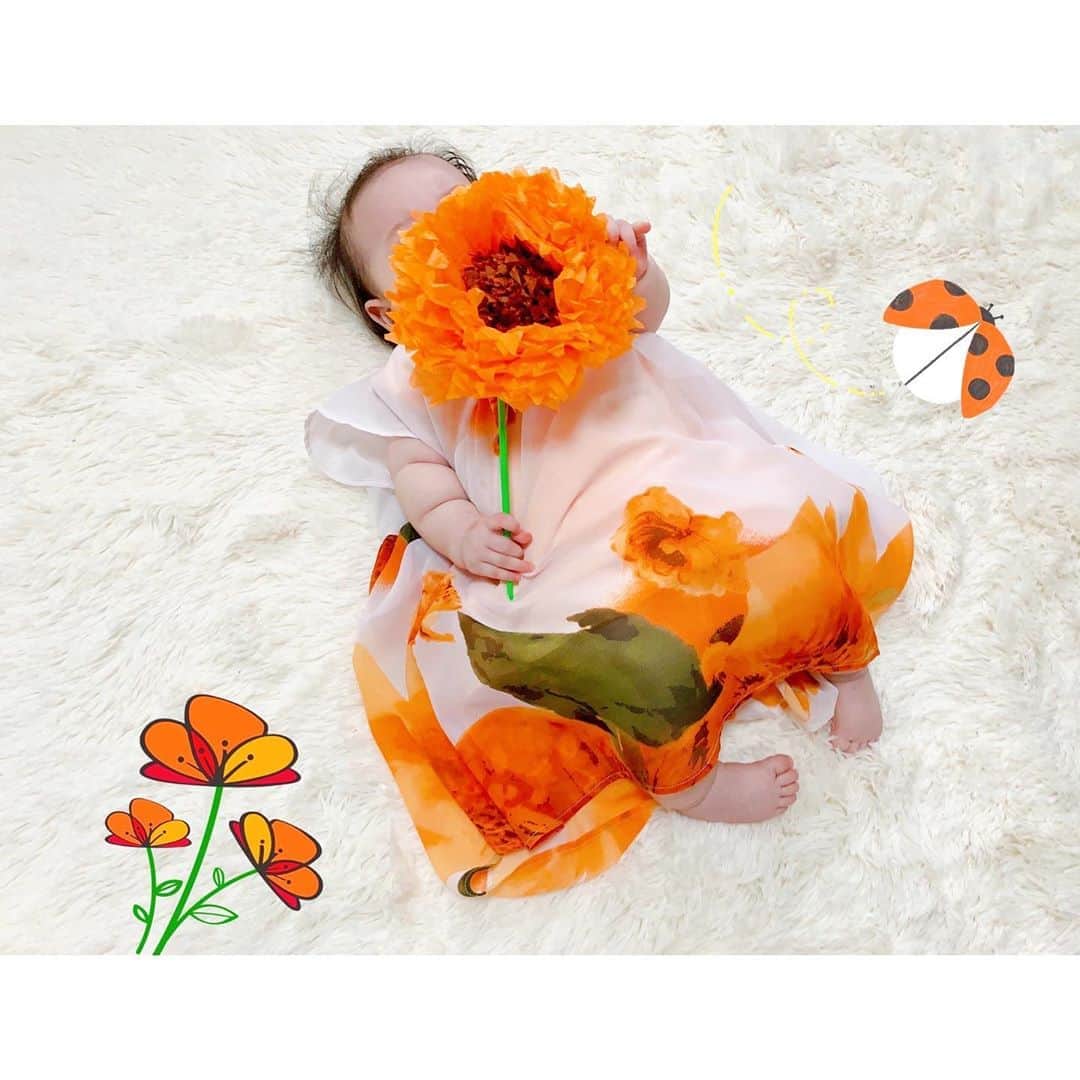 徳山沙季さんのインスタグラム写真 - (徳山沙季Instagram)「. ♡女の子の可愛いワンピースがたくさんそろっている @welina.selectshop さんのワンピースを着用しました👗 裏地に綿素材の下着が貼られているので汗も吸ってくれるし、そのまま一枚で着用することができます😊 . 赤ちゃんのシフォン素材のワンピースってなかなか見かけないので新鮮💐💐 . 南国っぽいデザインとオレンジもすごく好みです🏝🍊 どんな小物を合わせておでかけしようか楽しみです😌 ラッピングもとっても可愛いのでギフトにもおすすめです🎁♡ . . @cchannel_girls @cchannel_lemonsquare . . #welina #welinaselectshop #ウェリナ #ウェリナセレクトショップ #子供服 #子供服セレクトショップ #女の子専門セレクトショップ #女の子ワンピース #Babydress #お洒落キッズ #南国girl #おしゃれさんと繋がりたい #babyfashion  #コズレ　#ootd #2020_winter_baby部 #babygirl」8月13日 10時14分 - saki.whitesnow