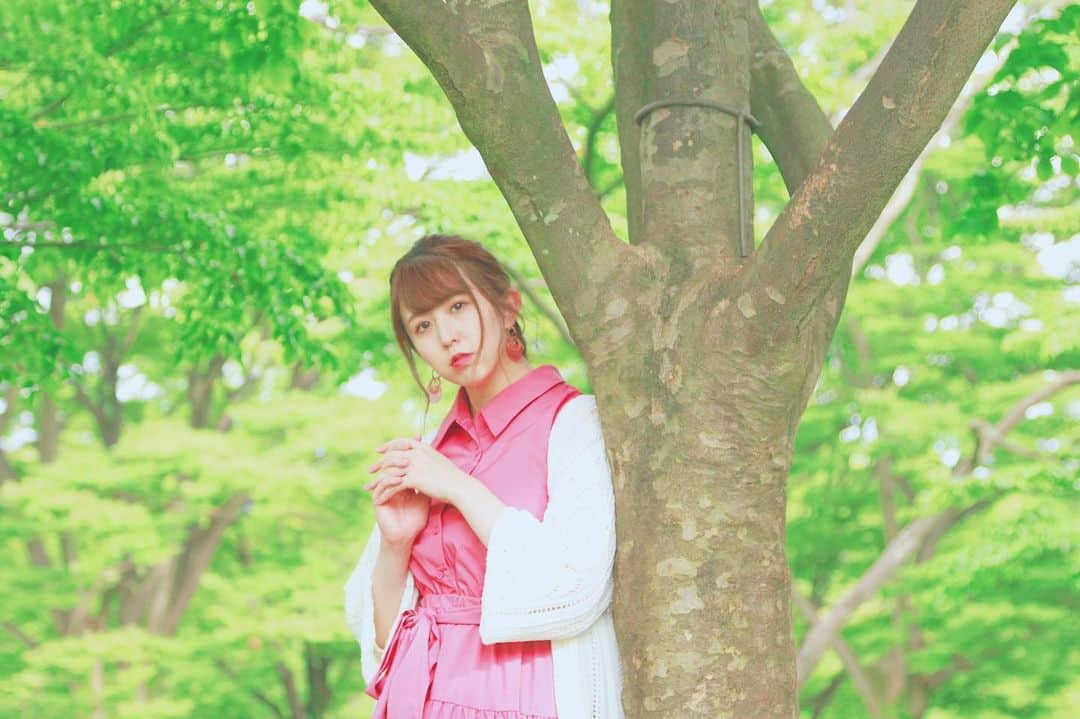 井上麗夢のインスタグラム：「🌻﻿ ﻿ おはよ☀️﻿ ミーティングから始まる本日！﻿ 今日は脳みそたくさん働かせる﻿ クリエイター日だよう🖥﻿ ﻿ #井上麗夢﻿ #ポートレート﻿ #夏休み﻿ #クリエイター」