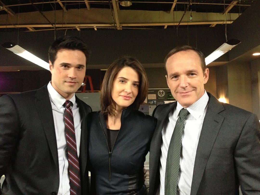 クラーク・グレッグのインスタグラム：「No #agentsofshield tribute is complete without these two: the unkillable Hydra hunk @imbrettdalton and the seriously one of a kind brilliant badass and OG Avenger @cobiesmulders」