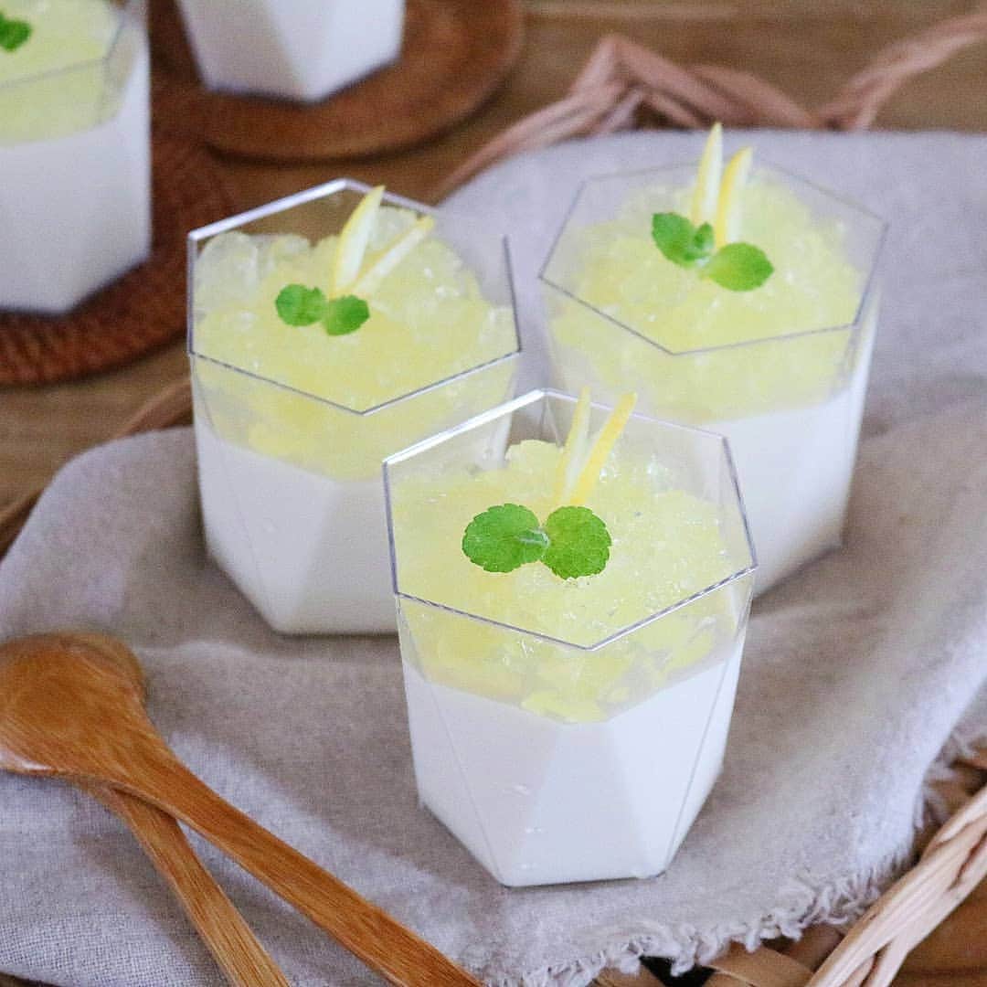 yunaのインスタグラム：「♩ . . . 豆腐レアチーズケーキレモンゼリーのせ🍋 . . イタリア産のリモンチェッロを入れて作った レモンクラッシュゼリーを 豆腐入りのレアチーズケーキの上にのせてみました . . リモンチェッロはレモンのリキュール🍋 レモンゼリーに少し加えると お酒がほんのり香って大人の味♩ お豆腐入りのレアチーズにも合って とても美味しかったです🙆 . . #FoodMatchEU#ヨーロッパの食材#PR#パーフェクトマッチ#ペアリングメニュー#リモンチェッロ #豆腐 #レアチーズケーキ #yunaおやつ #スイーツ作り#🍋」