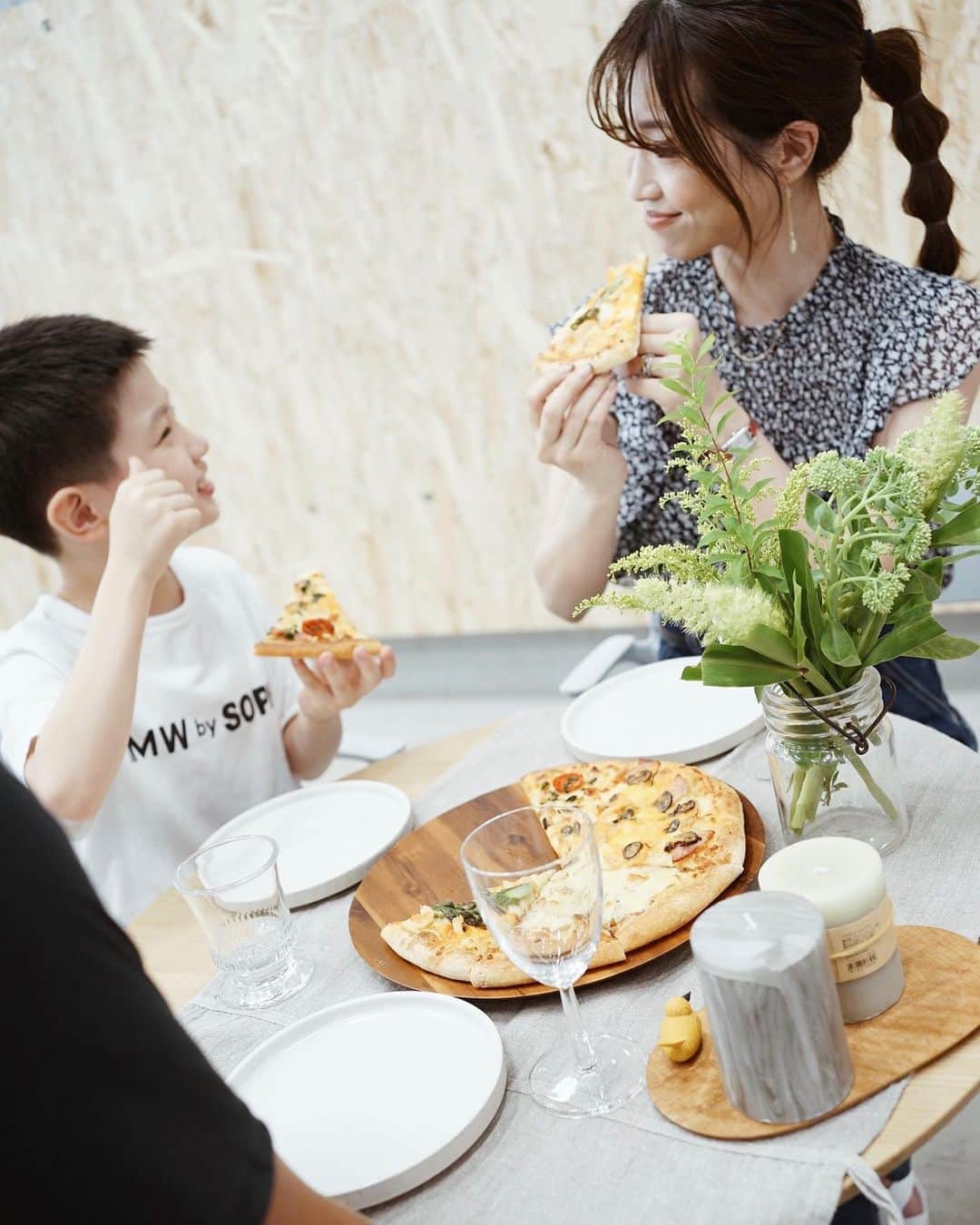 喜田彩子さんのインスタグラム写真 - (喜田彩子Instagram)「﻿ ﻿ ドミノ・ピザ様にご招待いただき「ワールド10チーズ・クワトロ」発売PRイベントに家族で参加してきました🍕✨﻿ ﻿ 食いしん坊子供達はCMで見ていたようで、大興奮！！﻿ 8/11に新発売の「ワールド10チーズ・クワトロ」 は、世界から厳選した10種のプレミアムチーズが1枚で楽しめるピザ🧡﻿ ﻿ イベントでは、おうちや近場で過ごす今年の夏休みのちょっと贅沢な時間の過ごし方として、ヨーロッパのライフスタイルをモチーフにテーブルコーディネートを教えていただきながら、家族で挑戦してみました🥂﻿ ﻿ 今年は海外旅行にも行けないので、行きたい国を想像して...💭テーブルクロスや食器、置物、お花を選んで『ワールド10チーズ・クワトロ』で、世界のプレミアムチーズを味わい、その国へ旅した気分を楽しもう‼️⛴ 🇮🇹🇬🇧🇩🇰🇫🇷﻿ ﻿ ﻿ @dominos_jp﻿ #dominopizza #promotion  #ドミノワールドチーズライフ #ビザ #ドミノピザ #旅 #テーブルコーディネート #夏休み #trip #tablecoordinate #france #Italia #Inglez #denmark #summervacation﻿」8月13日 10時24分 - ayacokida