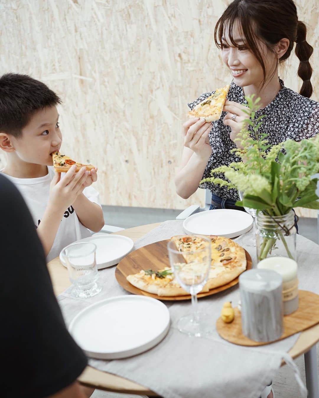 喜田彩子さんのインスタグラム写真 - (喜田彩子Instagram)「﻿ ﻿ ドミノ・ピザ様にご招待いただき「ワールド10チーズ・クワトロ」発売PRイベントに家族で参加してきました🍕✨﻿ ﻿ 食いしん坊子供達はCMで見ていたようで、大興奮！！﻿ 8/11に新発売の「ワールド10チーズ・クワトロ」 は、世界から厳選した10種のプレミアムチーズが1枚で楽しめるピザ🧡﻿ ﻿ イベントでは、おうちや近場で過ごす今年の夏休みのちょっと贅沢な時間の過ごし方として、ヨーロッパのライフスタイルをモチーフにテーブルコーディネートを教えていただきながら、家族で挑戦してみました🥂﻿ ﻿ 今年は海外旅行にも行けないので、行きたい国を想像して...💭テーブルクロスや食器、置物、お花を選んで『ワールド10チーズ・クワトロ』で、世界のプレミアムチーズを味わい、その国へ旅した気分を楽しもう‼️⛴ 🇮🇹🇬🇧🇩🇰🇫🇷﻿ ﻿ ﻿ @dominos_jp﻿ #dominopizza #promotion  #ドミノワールドチーズライフ #ビザ #ドミノピザ #旅 #テーブルコーディネート #夏休み #trip #tablecoordinate #france #Italia #Inglez #denmark #summervacation﻿」8月13日 10時24分 - ayacokida