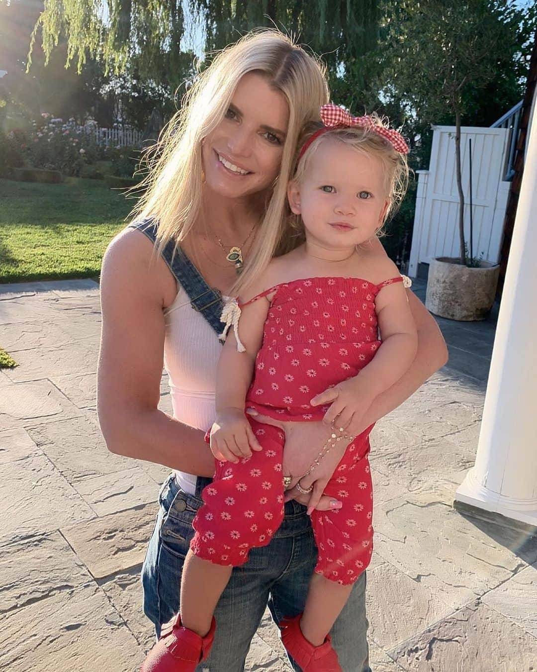 People Magazineさんのインスタグラム写真 - (People MagazineInstagram)「Jessica Simpson and Birdie Mae are one adorable mother-daughter duo. 💕  #Regram @jessicasimpson」8月13日 10時31分 - people