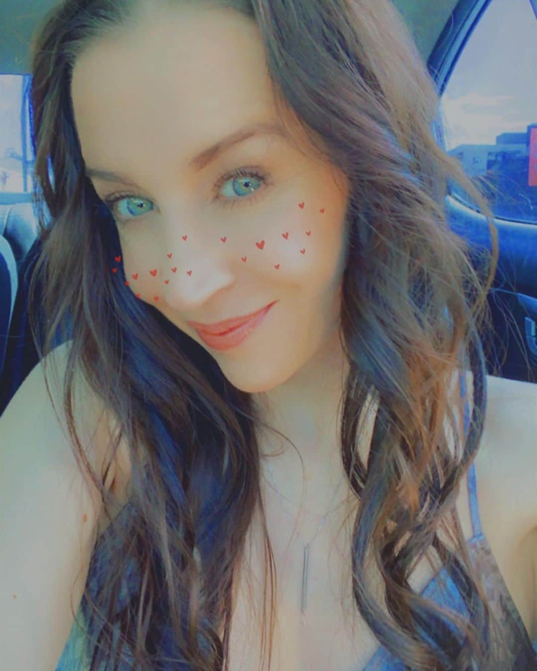 パティ・マレットのインスタグラム：「❤️ I need to get out more 😆   #filterfun #carselfie #goawaycovid19」